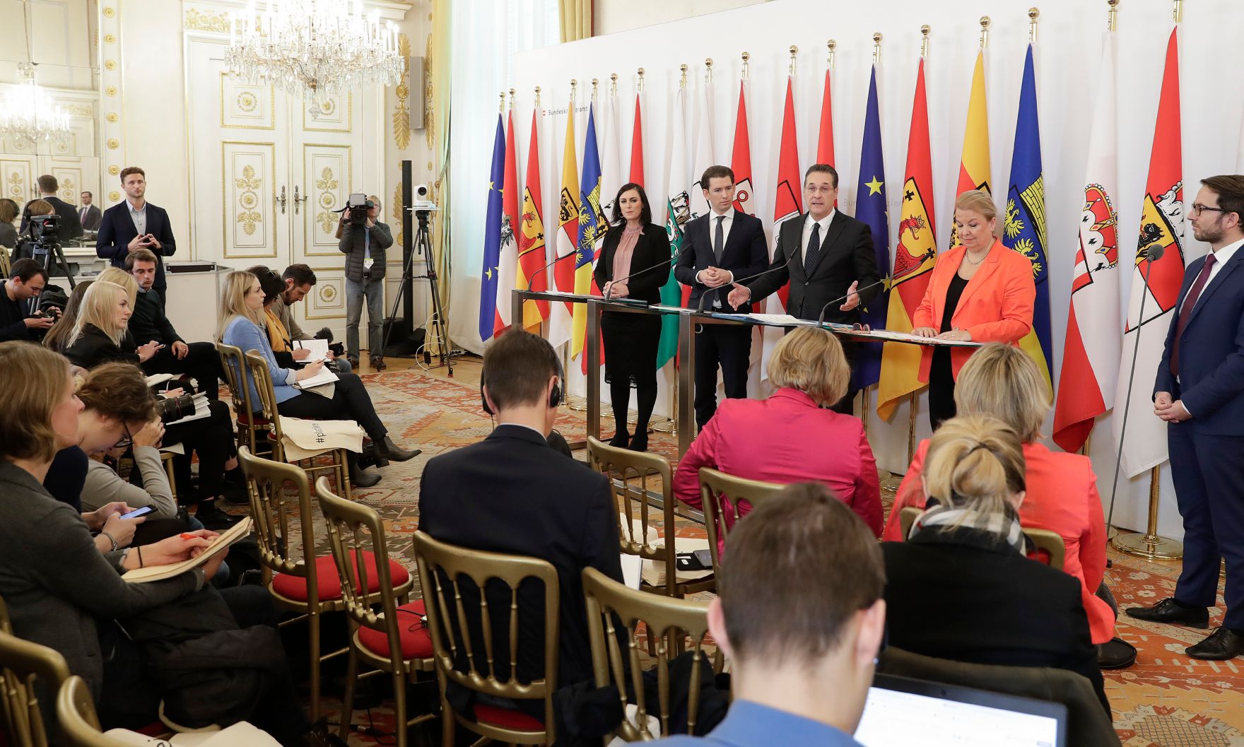 Bundeskanzler Sebastian Kurz (2.v.l.), Vizekanzler Heinz-Christian Strache (3.v.l.), Bundesministerin Elisabeth K&ouml;stinger (l.) und Bundesministerin Beate Hartinger-Klein (4.v.l.) beim Pressefoyer nach dem Ministerrat am 5. Dezember 2018.