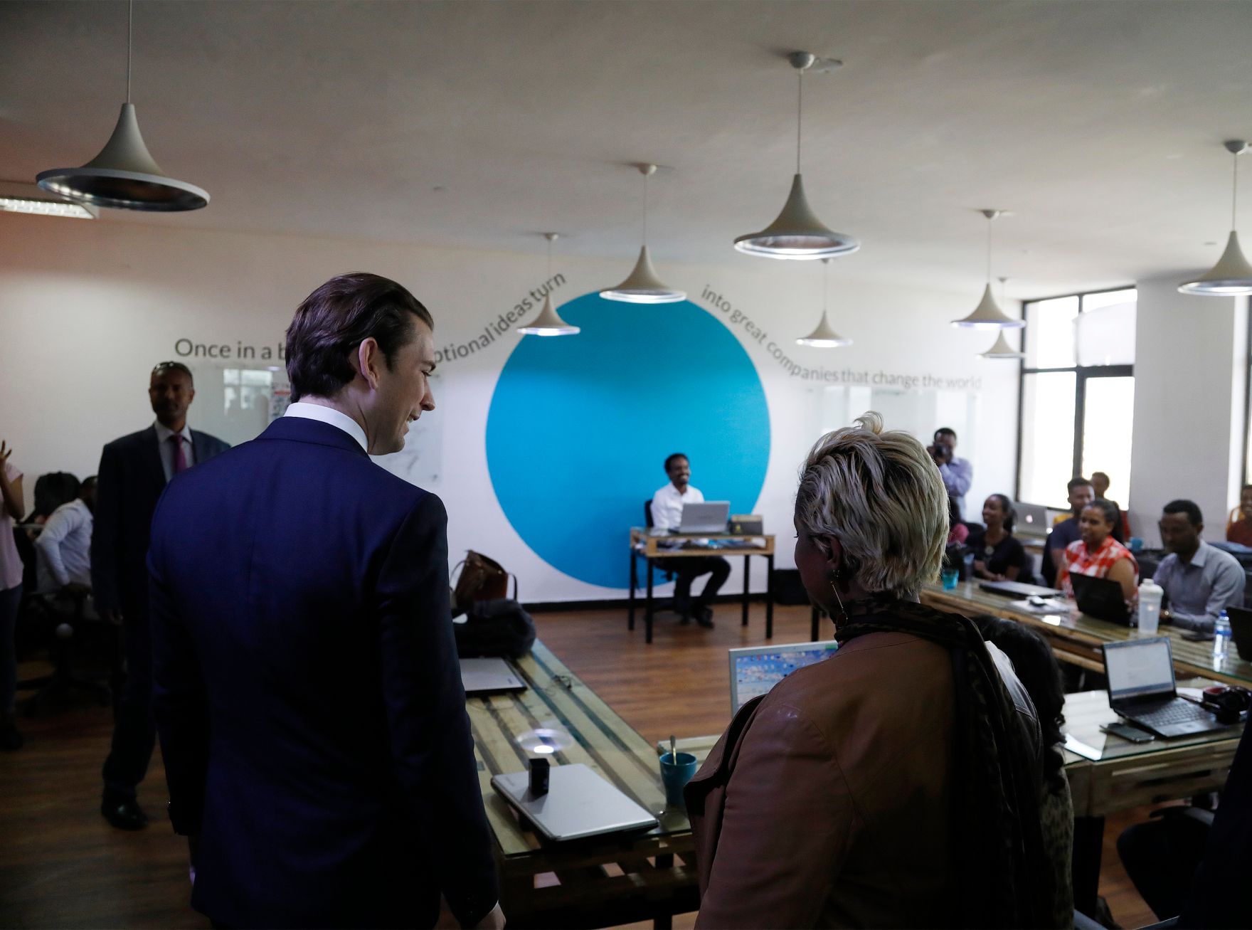 Am 6. Dezember 2018 reiste Bundeskanzler Sebastian Kurz (l.) nach Addis Abeba. Im Bild beim Besuch des Start-ups &quot;blueMoon&quot;.