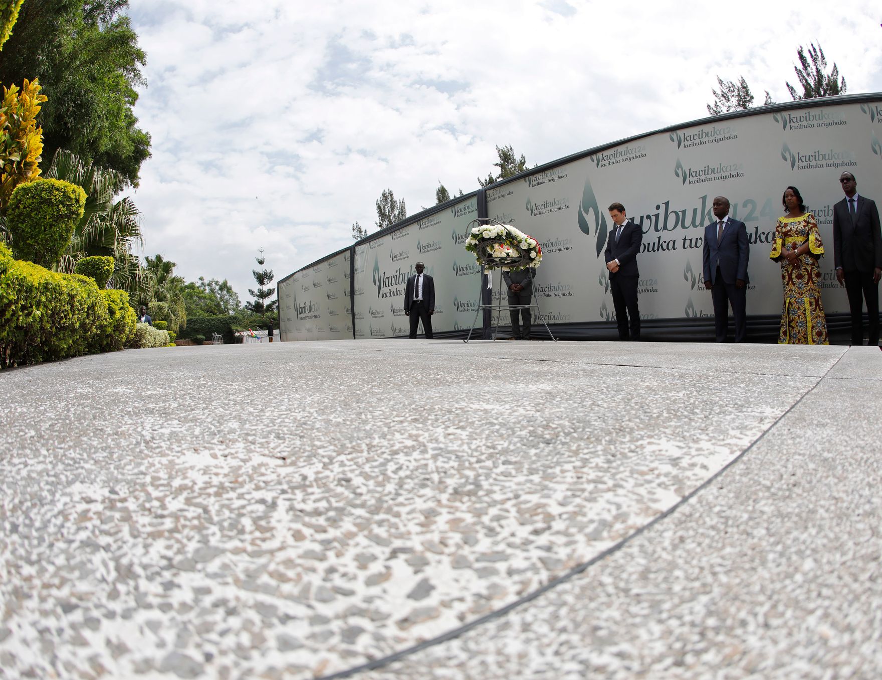 Am 7. Dezember 2018 reiste Bundeskanzler Sebastian Kurz (m.) nach Ruanda. Im Bild beim Besuch des Genozid-Memorials in Kigali.