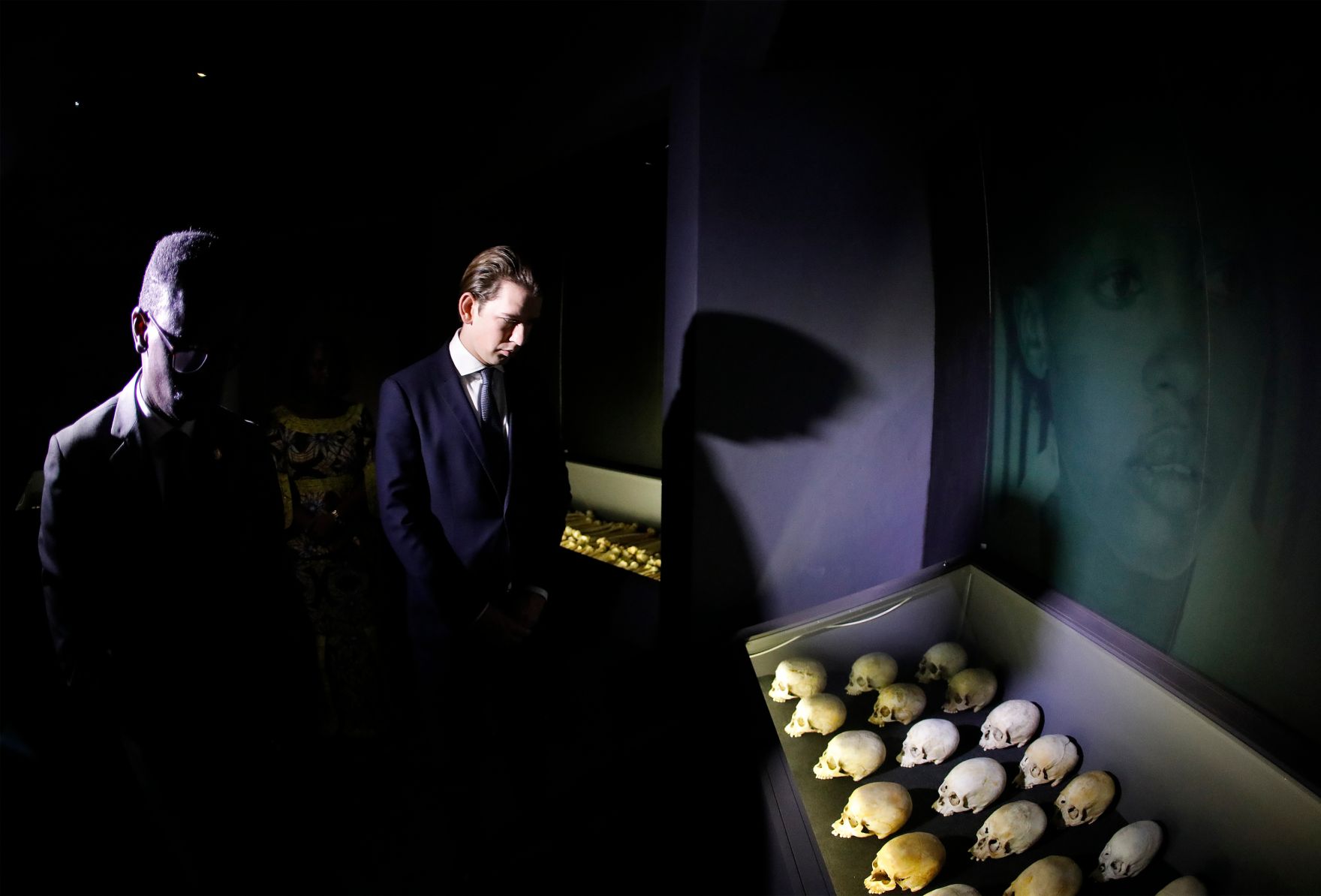 Am 7. Dezember 2018 reiste Bundeskanzler Sebastian Kurz (r.) nach Ruanda. Im Bild beim Besuch des Genozid-Memorials in Kigali.