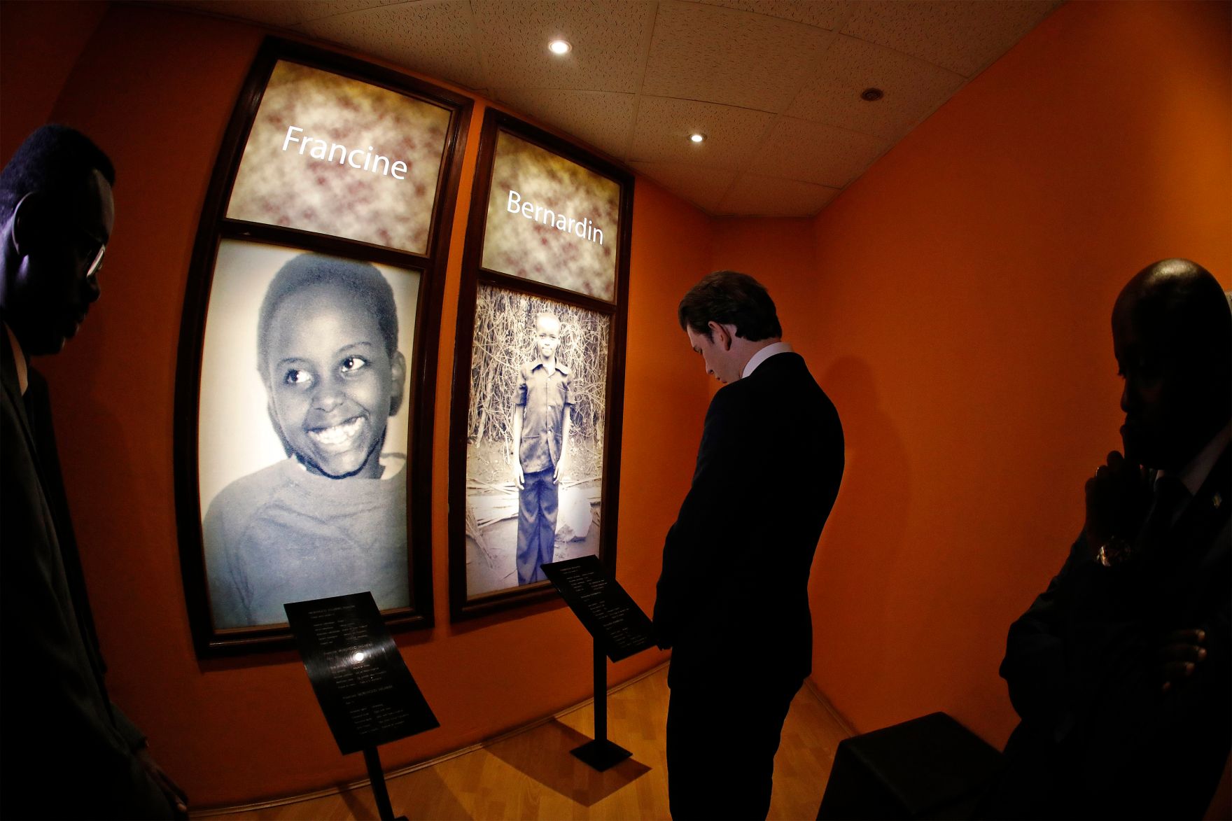 Am 7. Dezember 2018 reiste Bundeskanzler Sebastian Kurz (m.) nach Ruanda. Im Bild beim Besuch des Genozid-Memorials in Kigali.