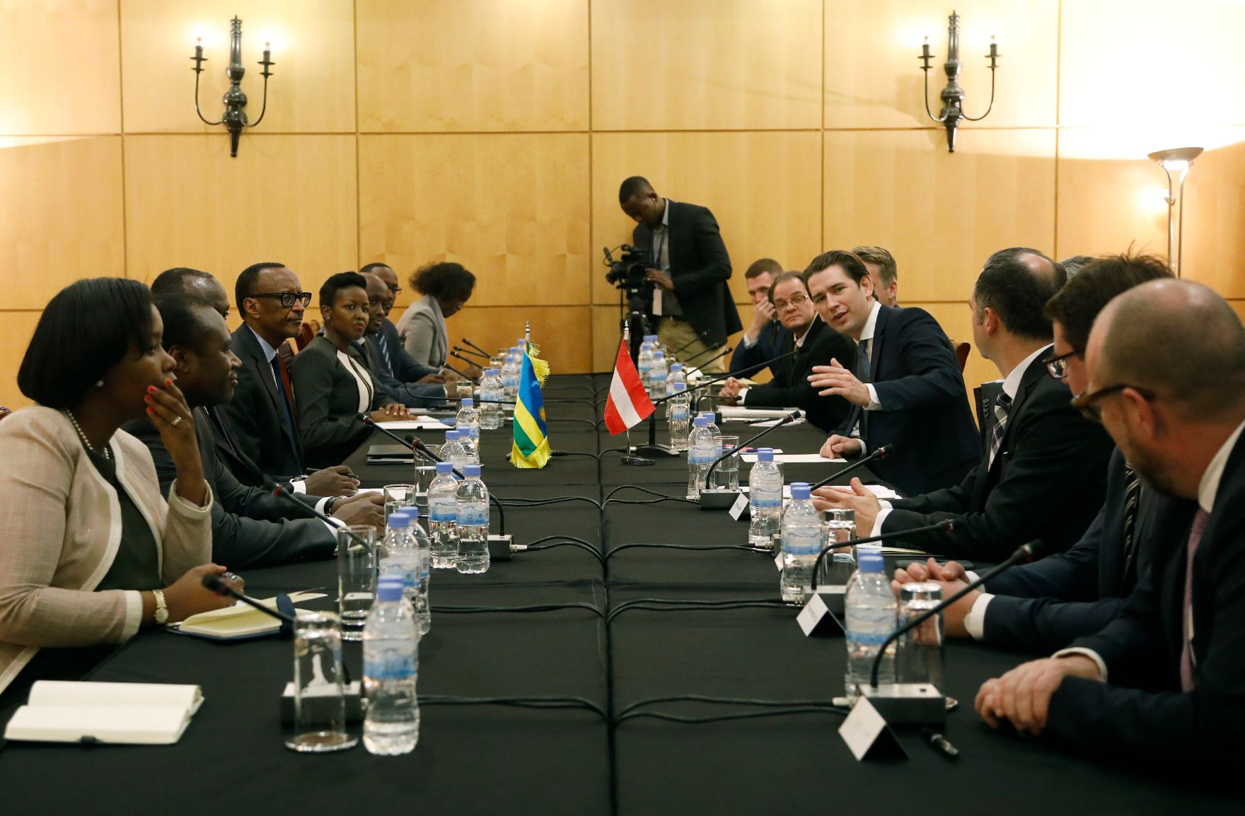 Am 7. Dezember 2018 reiste Bundeskanzler Sebastian Kurz zu einem Arbeitsbesuch nach Kigali. Im Bild beim Treffen mit dem Pr&auml;sidenten von Ruanda Paul Kagame.