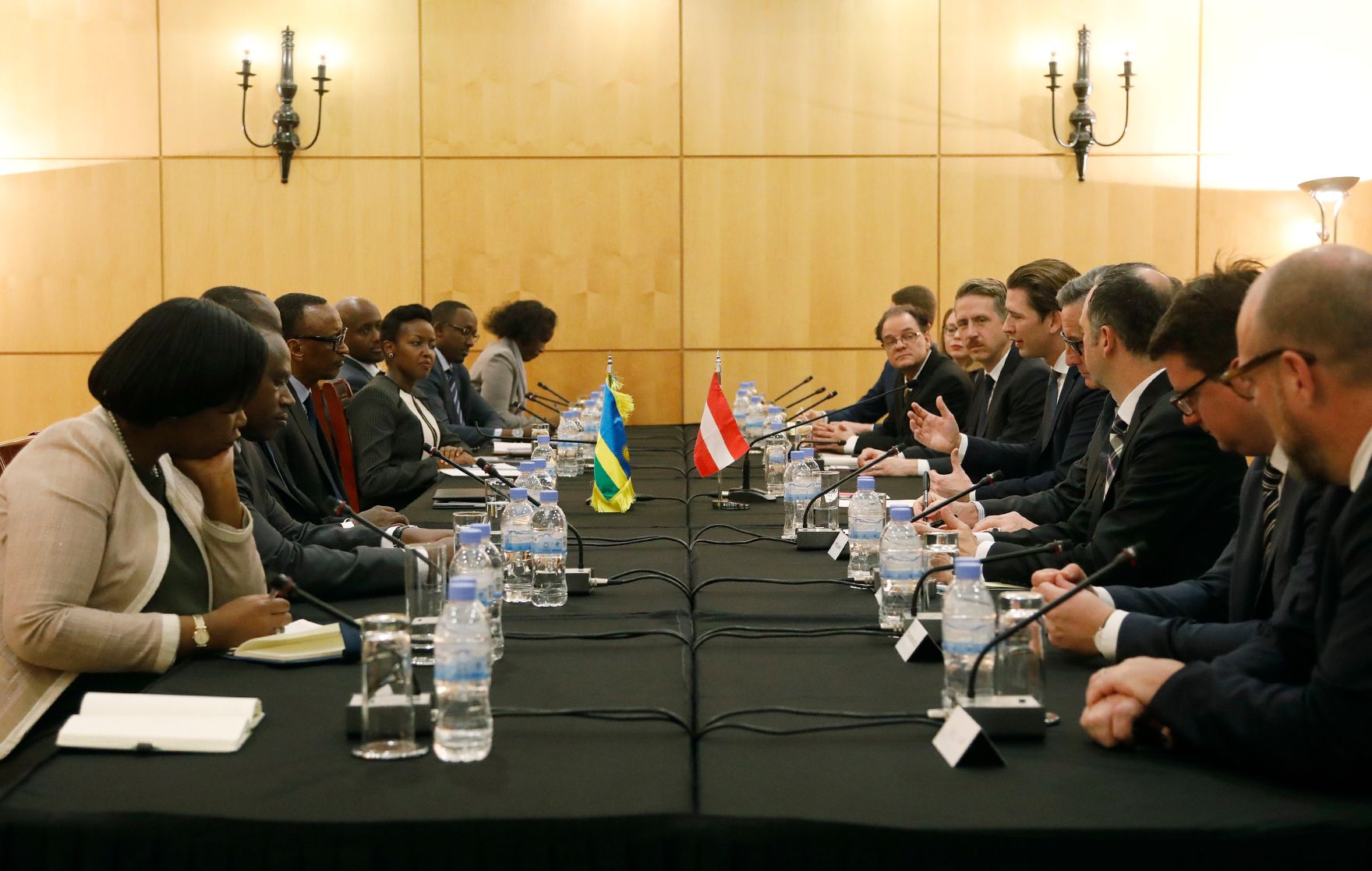 Am 7. Dezember 2018 reiste Bundeskanzler Sebastian Kurz zu einem Arbeitsbesuch nach Kigali. Im Bild beim Treffen mit dem Pr&auml;sidenten von Ruanda Paul Kagame.