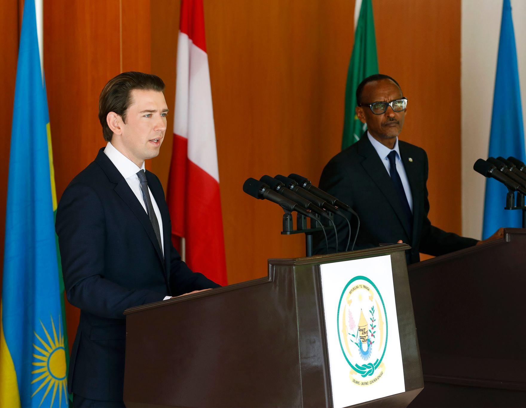 Am 7. Dezember 2018 reiste Bundeskanzler Sebastian Kurz (l.) zu einem Arbeitsbesuch nach Kigali. Im Bild bei der Pressekonferenz mit dem Pr&auml;sidenten von Ruanda Paul Kagame (r.).