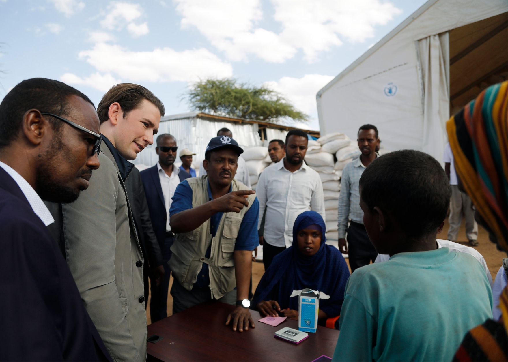 Am 8. Dezember 2018 reiste Bundeskanzler Sebastian Kurz (2.v.l.) nach &Auml;thiopien. Im Bild beim Besuch des Fl&uuml;chtlingslagers Qologji.