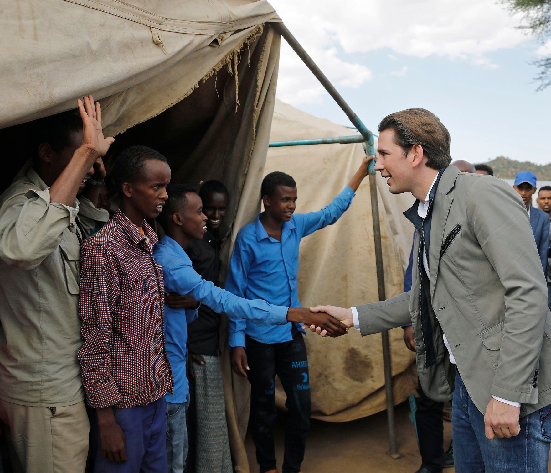 Am 8. Dezember 2018 reiste Bundeskanzler Sebastian Kurz (r.) nach &Auml;thiopien. Im Bild beim Besuch des Fl&uuml;chtlingslagers Qologji.