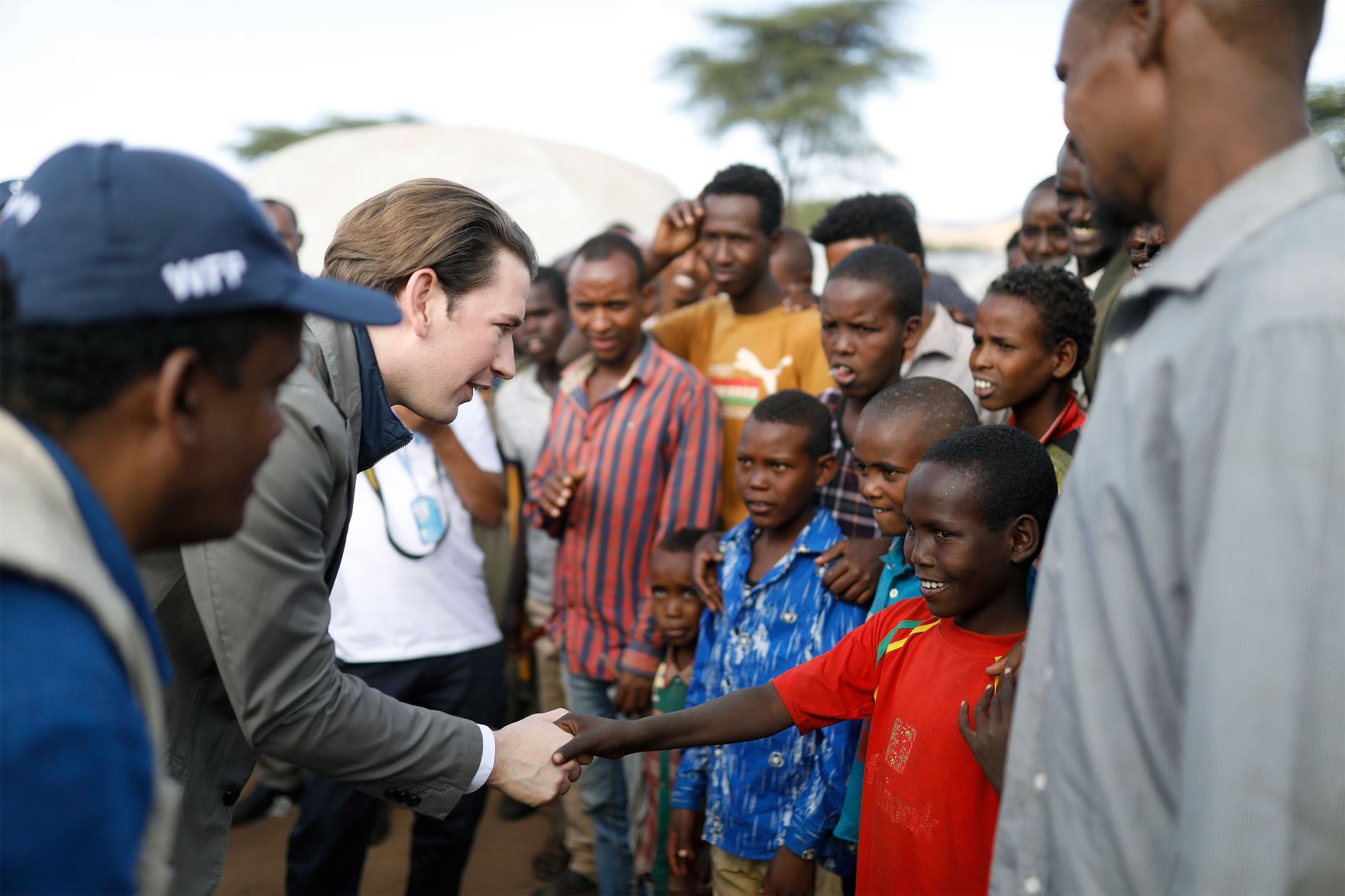 Am 8. Dezember 2018 reiste Bundeskanzler Sebastian Kurz (2.v.l.) nach &Auml;thiopien. Im Bild beim Besuch des Fl&uuml;chtlingslagers Qologji.