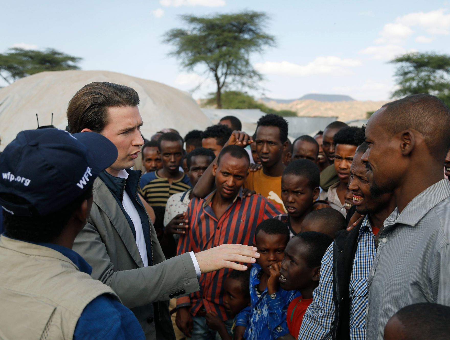 Am 8. Dezember 2018 reiste Bundeskanzler Sebastian Kurz (2.v.l.) nach &Auml;thiopien. Im Bild beim Besuch des Fl&uuml;chtlingslagers Qologji.