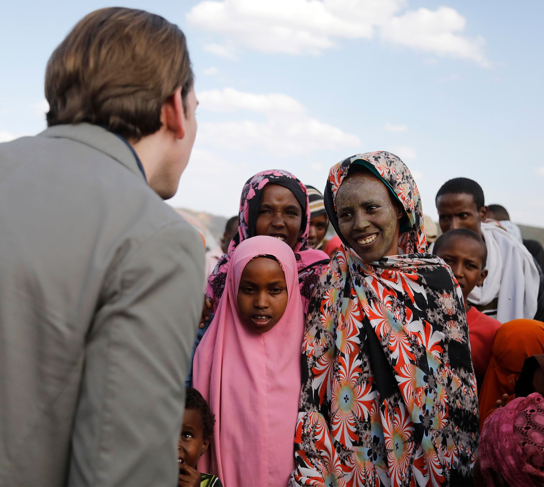 Am 8. Dezember 2018 reiste Bundeskanzler Sebastian Kurz (l.) nach &Auml;thiopien. Im Bild beim Besuch des Fl&uuml;chtlingslagers Qologji.