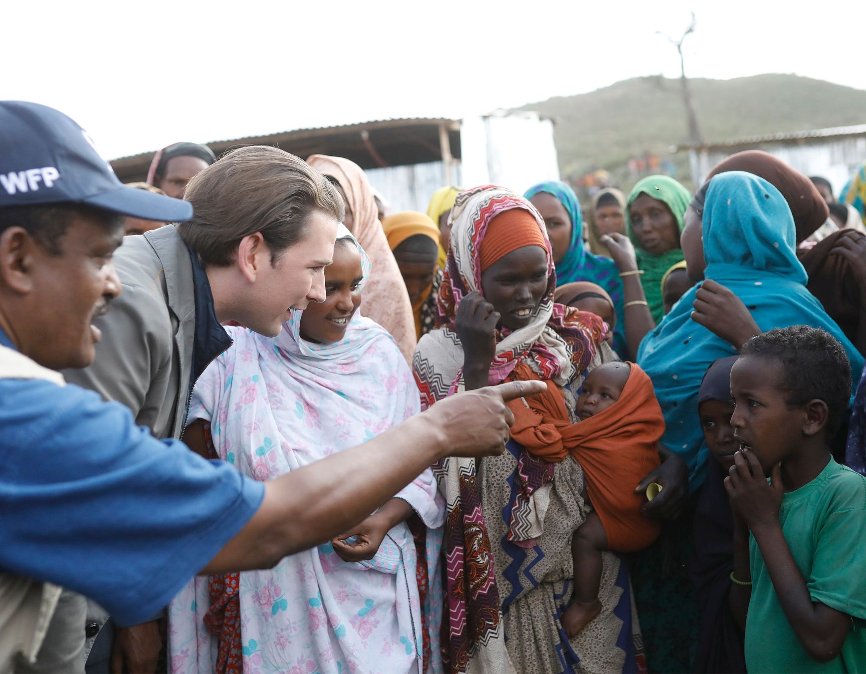 Am 8. Dezember 2018 reiste Bundeskanzler Sebastian Kurz (2.v.l.) nach &Auml;thiopien. Im Bild beim Besuch des Fl&uuml;chtlingslagers Qologji.