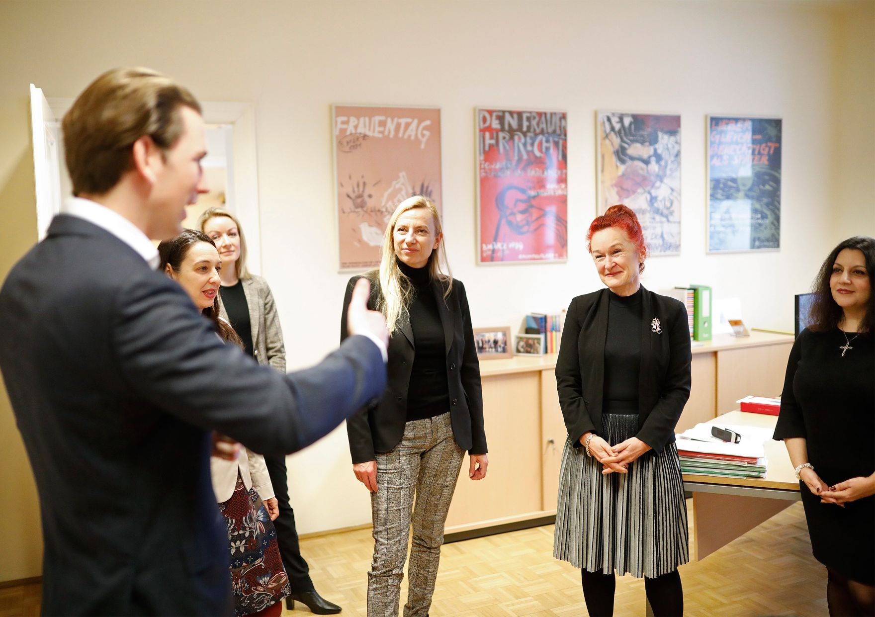 Am 10. Dezember 2018 besuchten Bundeskanzler Sebastian Kurz (l.) und Bundesministerin Juliane Bogner-Strau&szlig; (3.v.r.) die Sektion f&uuml;r Frauenangelegenheiten und Gleichstellung. Im Bild mit der Abteilungsleiterin Vera Jauk (2.v.r.).