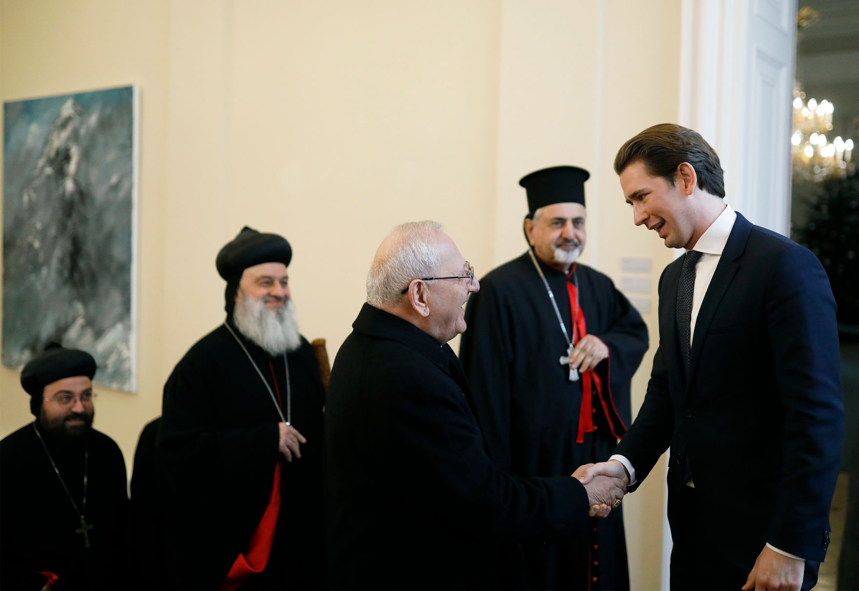 Am 11. Dezember 2018 fand im Bundeskanzleramt ein Patriarchengipfel statt. Im Bild Bundeskanzler Sebastian Kurz (r.) mit dem Patriarchen der chald&auml;isch-katholischen Kirche Louis Rapha&euml;l I. Kardinal Sako (3.v.l), dem Patriarchen der syrisch-orthodoxen Kirche Ignatius Ephr&auml;m II. Karim (2.v.l.) und dem Patriarchen der syrisch-katholischen Kirche Ignatius Joseph III. Younan (4.v.l.).