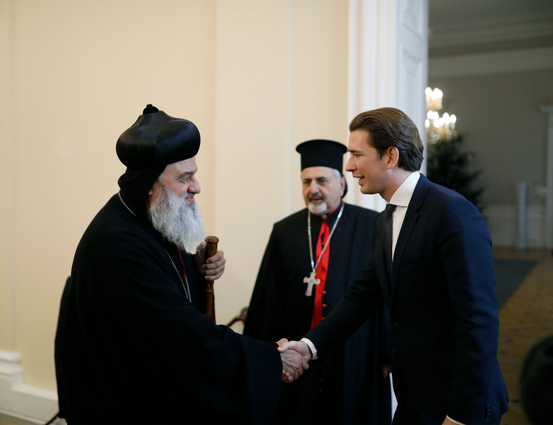 Am 11. Dezember 2018 fand im Bundeskanzleramt ein Patriarchengipfel statt. Im Bild Bundeskanzler Sebastian Kurz (r.) mit dem Patriarchen der syrisch-orthodoxen Kirche Ignatius Ephr&auml;m II. Karim (l.) und dem Patriarchen der syrisch-katholischen Kirche Ignatius Joseph III. Younan (m.).