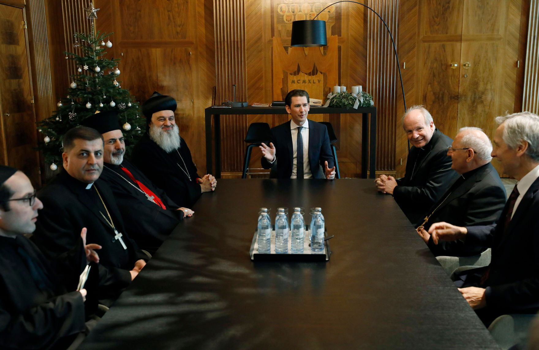 Am 11. Dezember 2018 fand im Bundeskanzleramt ein Patriarchengipfel statt. Im Bild Bundeskanzler Sebastian Kurz (m.) mit dem Patriarchen der chald&auml;isch-katholischen Kirche Louis Rapha&euml;l I. Kardinal Sako (2.v.r.), Kardinal Christoph Sch&ouml;nborn (3.v.r.), dem Patriarchen der syrisch-orthodoxen Kirche Ignatius Ephr&auml;m II. Karim (4.v.l.) und dem Patriarchen der syrisch-katholischen Kirche Ignatius Joseph III. Younan (3.v.l.).