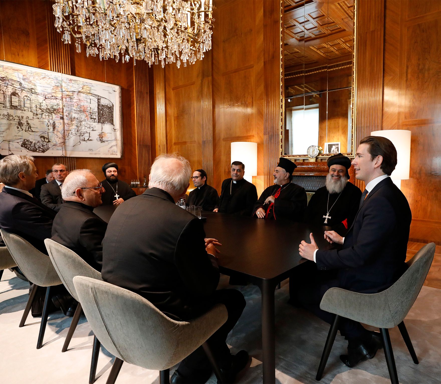 Am 11. Dezember 2018 fand im Bundeskanzleramt ein Patriarchengipfel statt. Im Bild Bundeskanzler Sebastian Kurz (r.) mit dem Patriarchen der chald&auml;isch-katholischen Kirche Louis Rapha&euml;l I. Kardinal Sako (2.v.l.), Kardinal Christoph Sch&ouml;nborn (3.v.l.), dem Patriarchen der syrisch-orthodoxen Kirche Ignatius Ephr&auml;m II. Karim (2.v.r.) und dem Patriarchen der syrisch-katholischen Kirche Ignatius Joseph III. Younan (3.v.r.).