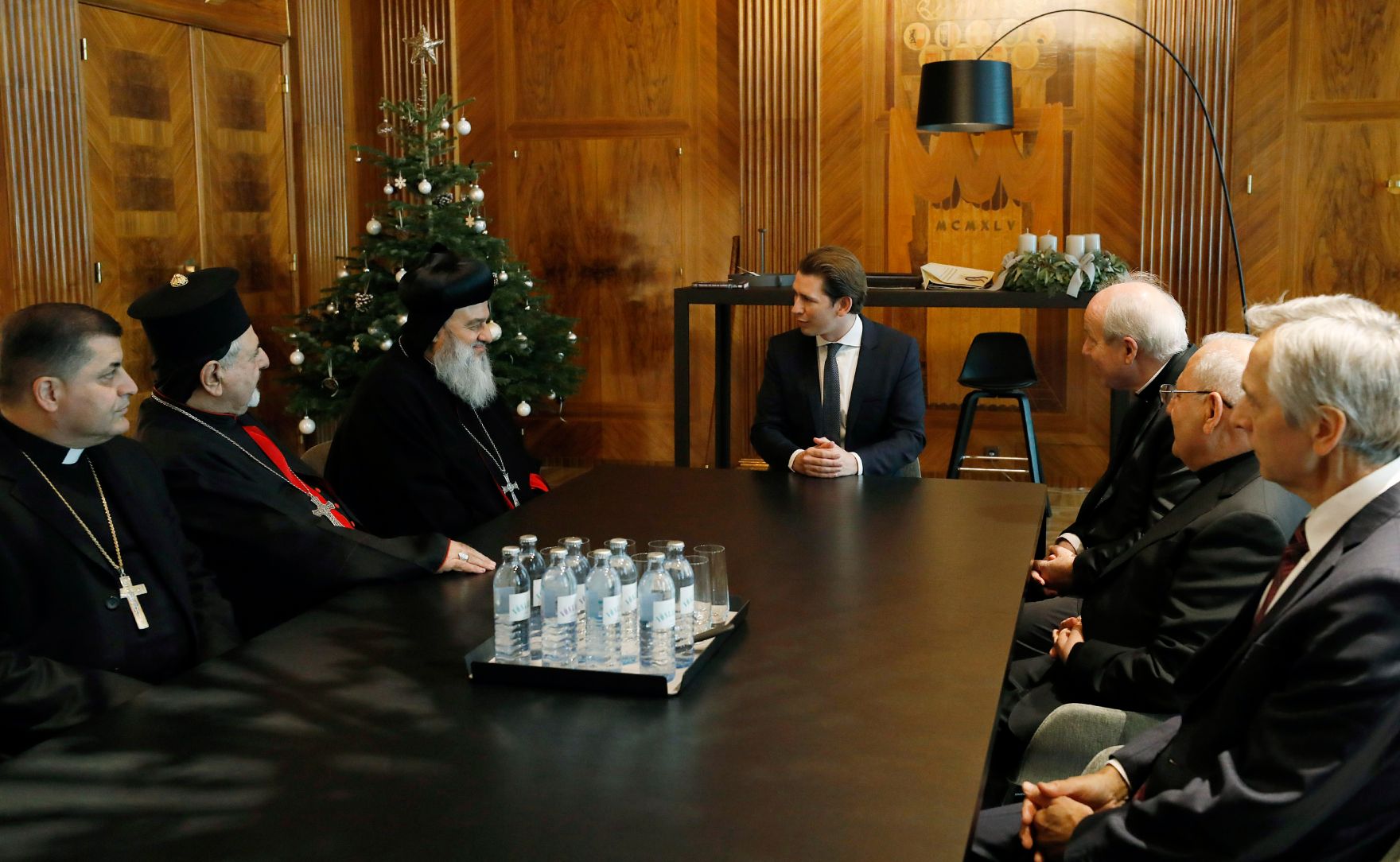 Am 11. Dezember 2018 fand im Bundeskanzleramt ein Patriarchengipfel statt. Im Bild Bundeskanzler Sebastian Kurz (m.) mit dem Patriarchen der chald&auml;isch-katholischen Kirche Louis Rapha&euml;l I. Kardinal Sako (2.v.r.), Kardinal Christoph Sch&ouml;nborn (3.v.r.), dem Patriarchen der syrisch-orthodoxen Kirche Ignatius Ephr&auml;m II. Karim (3.v.l.) und dem Patriarchen der syrisch-katholischen Kirche Ignatius Joseph III. Younan (2.v.l.).