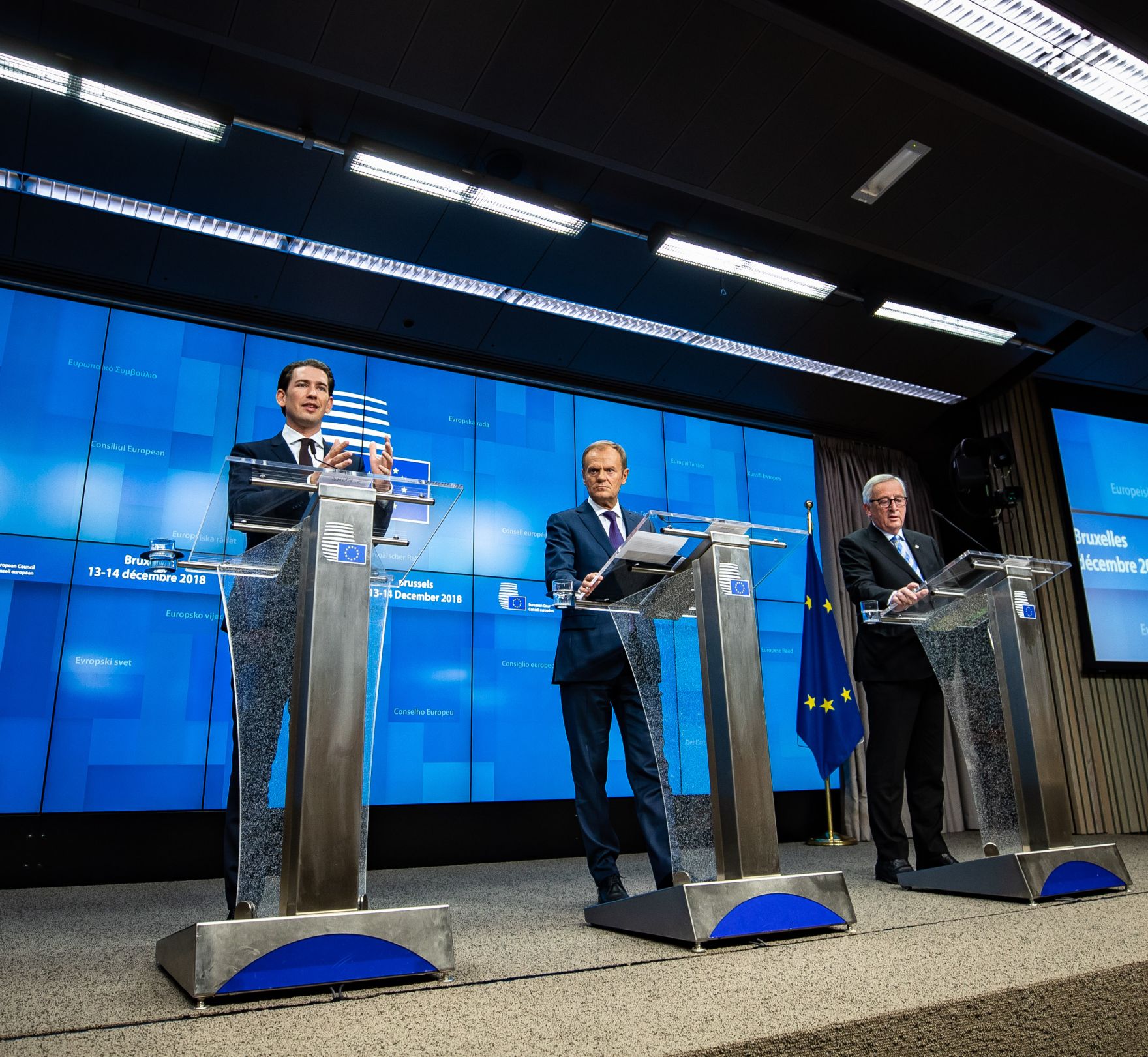 Am 14. Dezember 2018 setzte Bundeskanzler Sebastian Kurz (l.) seine Reise nach Br&uuml;ssel anl&auml;sslich des EU-Gipfels fort. Im Bild bei der Pressekonferenz mit dem Pr&auml;sidenten des Europ&auml;ischen Rates Donald Tusk (m.) und dem Pr&auml;sidenten der Europ&auml;ischen Kommission Jean-Claude Juncker (r.).