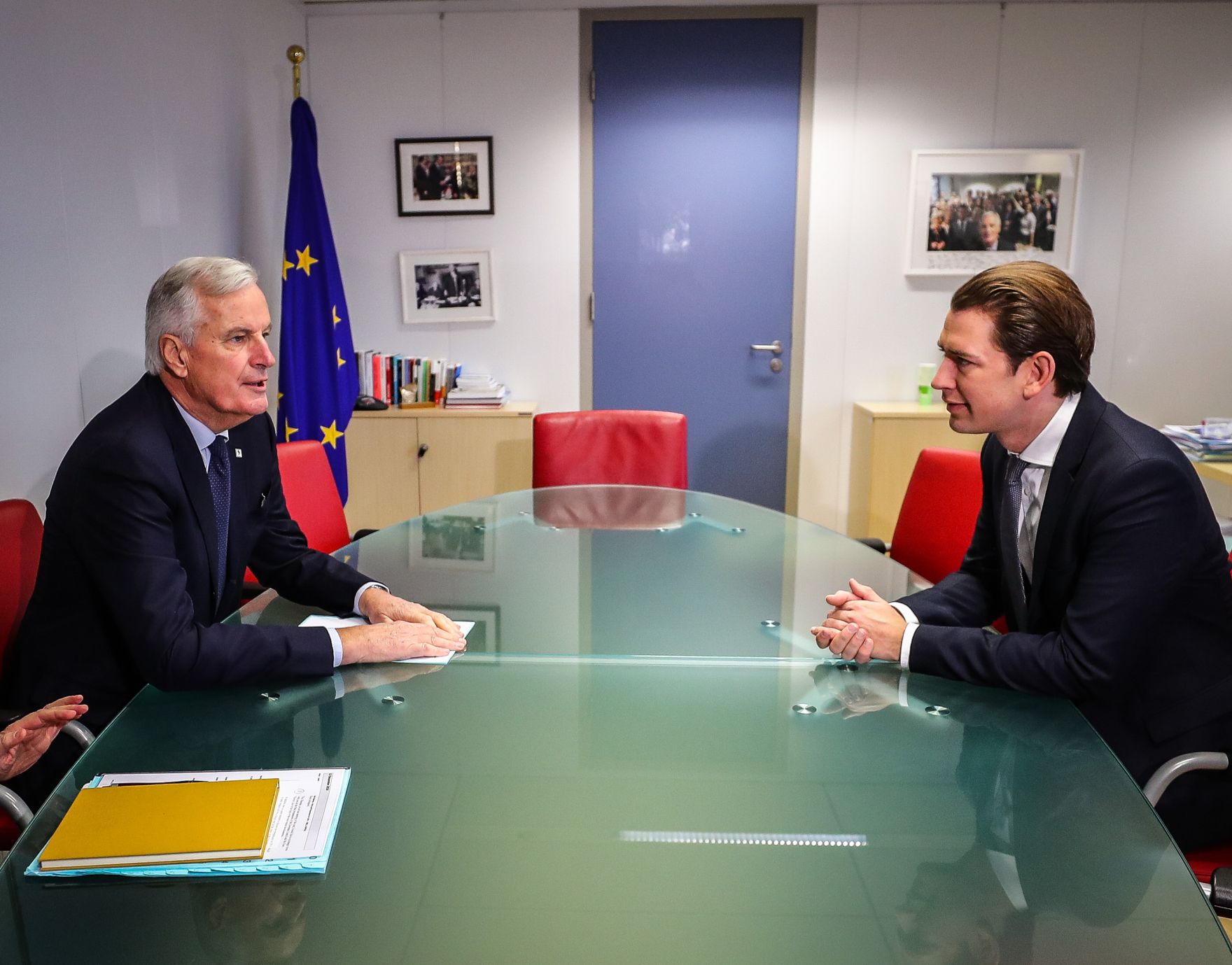 Am 13. Dezember 2018 setzte Bundeskanzler Sebastian Kurz (r.) seine Reise nach Br&uuml;ssel anl&auml;sslich des EU-Gipfels fort. Im Bild mit dem Beauftragten der EU-Kommission f&uuml;r die Austrittsverhandlungen mit dem Vereinigten K&ouml;nigreich Michel Barnier (l.)