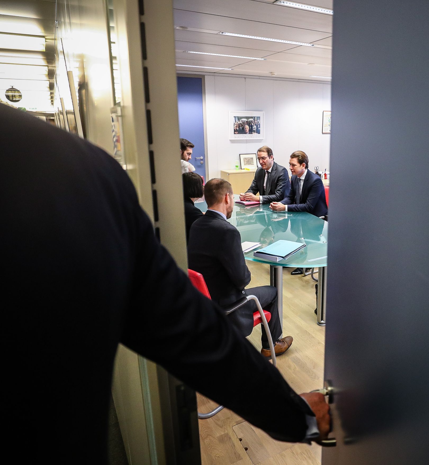 Am 13. Dezember 2018 setzte Bundeskanzler Sebastian Kurz (r.) seine Reise nach Br&uuml;ssel anl&auml;sslich des EU-Gipfels fort.