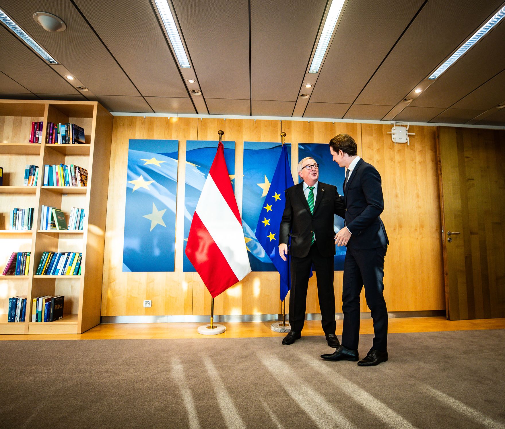 Am 13. Dezember 2018 setzte Bundeskanzler Sebastian Kurz (r.) seine Reise nach Br&uuml;ssel anl&auml;sslich des EU-Gipfels fort. Im Bild mit dem Pr&auml;sidenten der Europ&auml;ischen Kommission Jean-Claude Juncker (l.).