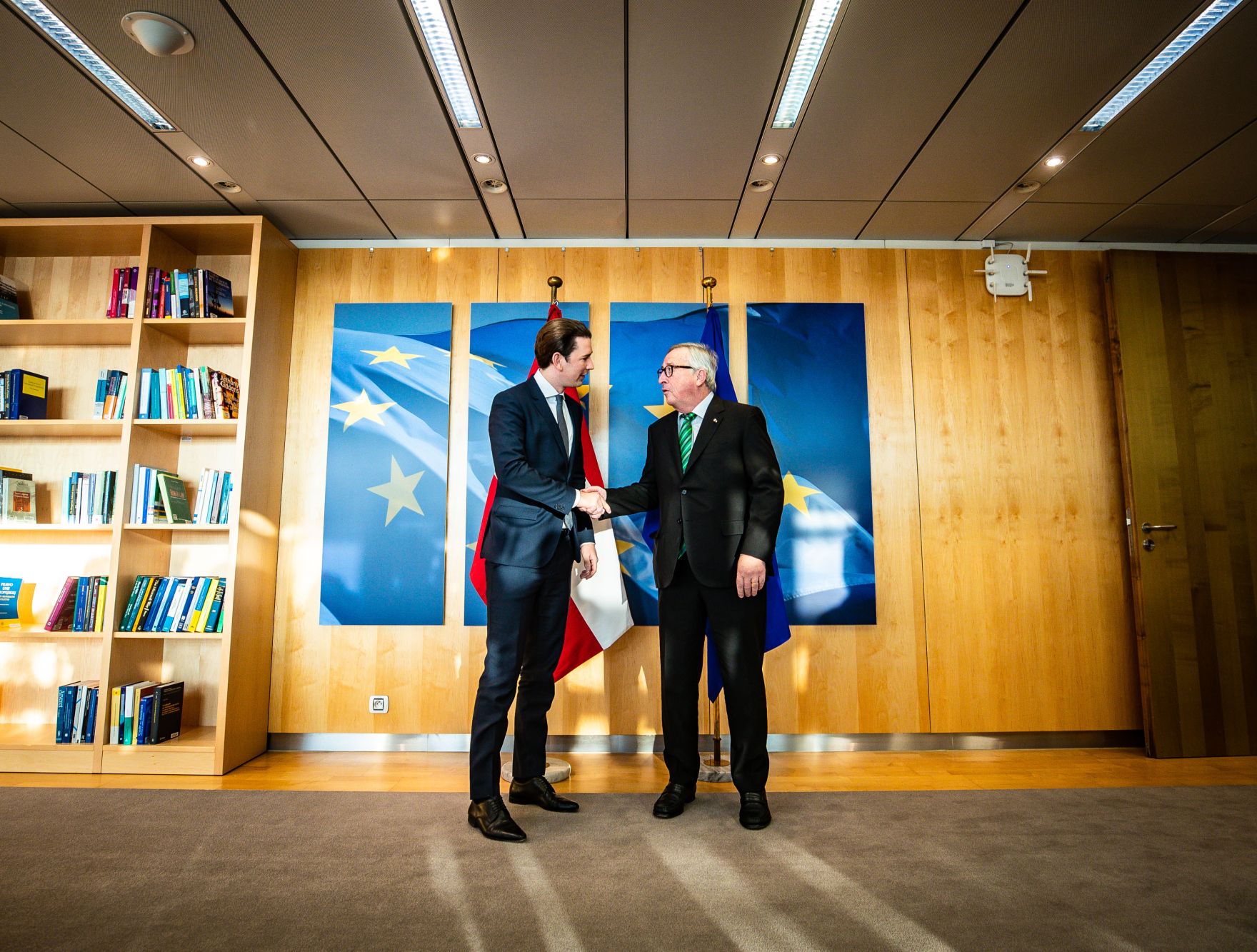 Am 13. Dezember 2018 setzte Bundeskanzler Sebastian Kurz (l.) seine Reise nach Br&uuml;ssel anl&auml;sslich des EU-Gipfels fort. Im Bild mit dem Pr&auml;sidenten der Europ&auml;ischen Kommission Jean-Claude Juncker (r.).