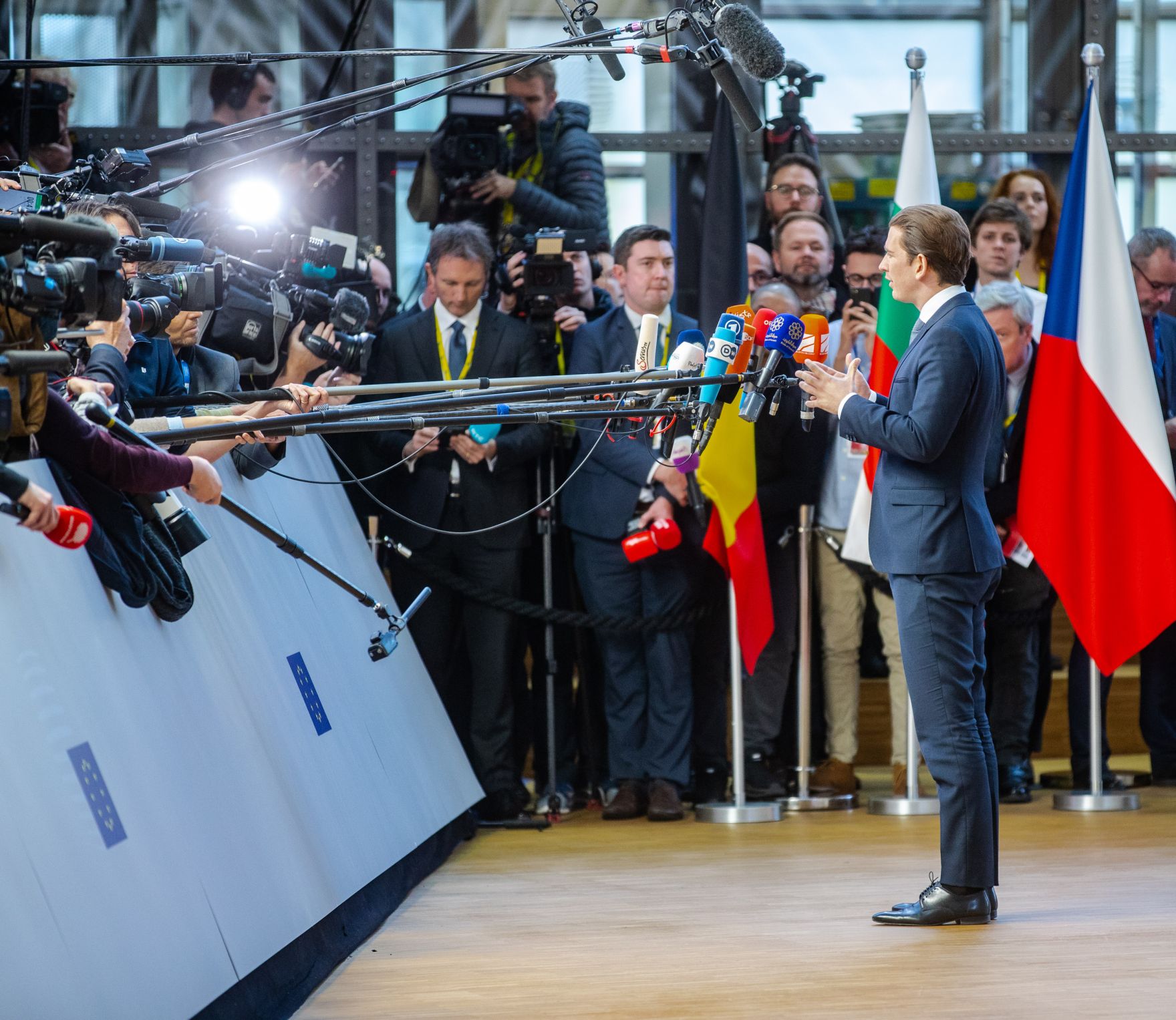 Am 13. Dezember 2018 setzte Bundeskanzler Sebastian Kurz (r.) seine Reise nach Br&uuml;ssel anl&auml;sslich des EU-Gipfels fort. Im Bild beim Europ&auml;ischen Rat.