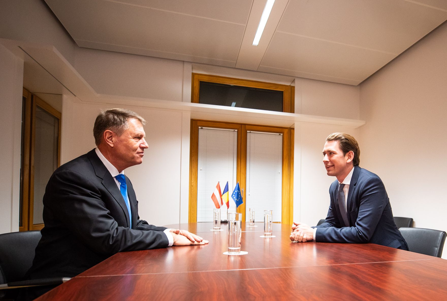 Am 13. Dezember 2018 setzte Bundeskanzler Sebastian Kurz (r.) seine Reise nach Br&uuml;ssel anl&auml;sslich des EU-Gipfels fort. Im Bild mit dem Pr&auml;sidenten Rum&auml;niens Klaus Johannis (l.).