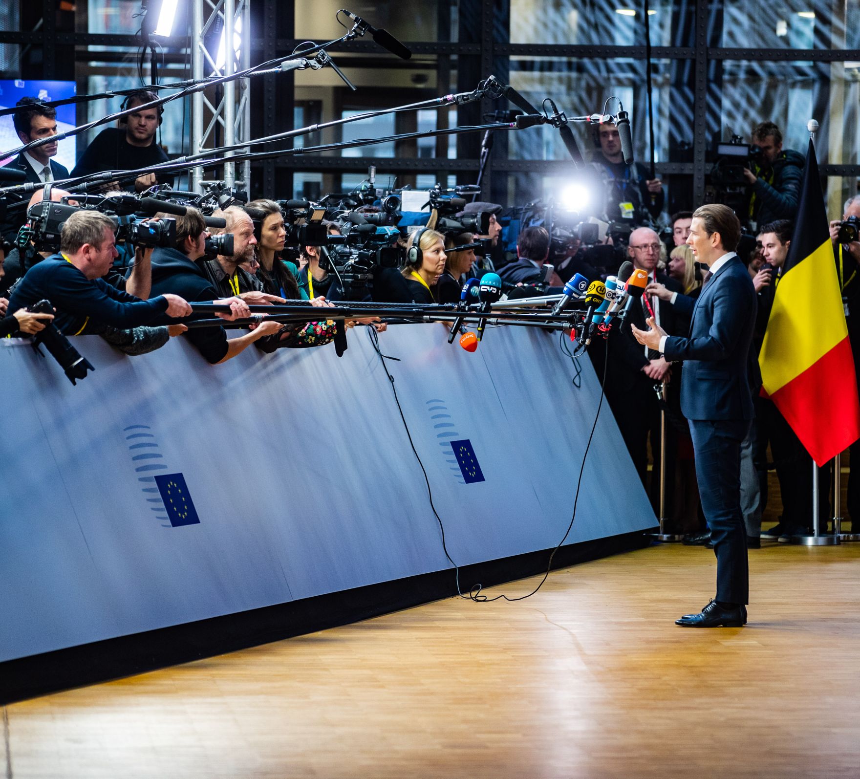 Am 14. Dezember 2018 setzte Bundeskanzler Sebastian Kurz (r.) seine Reise nach Br&uuml;ssel anl&auml;sslich des EU-Gipfels fort. Im Bild beim Europ&auml;ischen Rat.