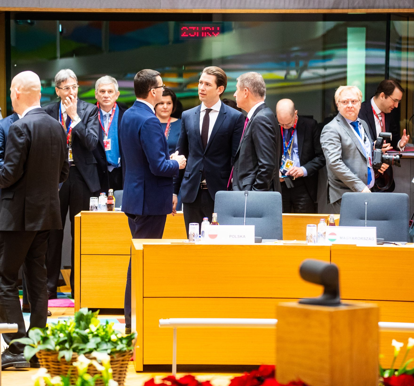 Am 14. Dezember 2018 setzte Bundeskanzler Sebastian Kurz (m.) seine Reise nach Br&uuml;ssel anl&auml;sslich des EU-Gipfels fort. Im Bild mit dem Premierminister von Polen Mateusz Morawiecki (l.) und dem Ministerpr&auml;sidenten der Tschechischen Republik Andrej Babi&scaron; (r.) beim Europ&auml;ischen Rat.