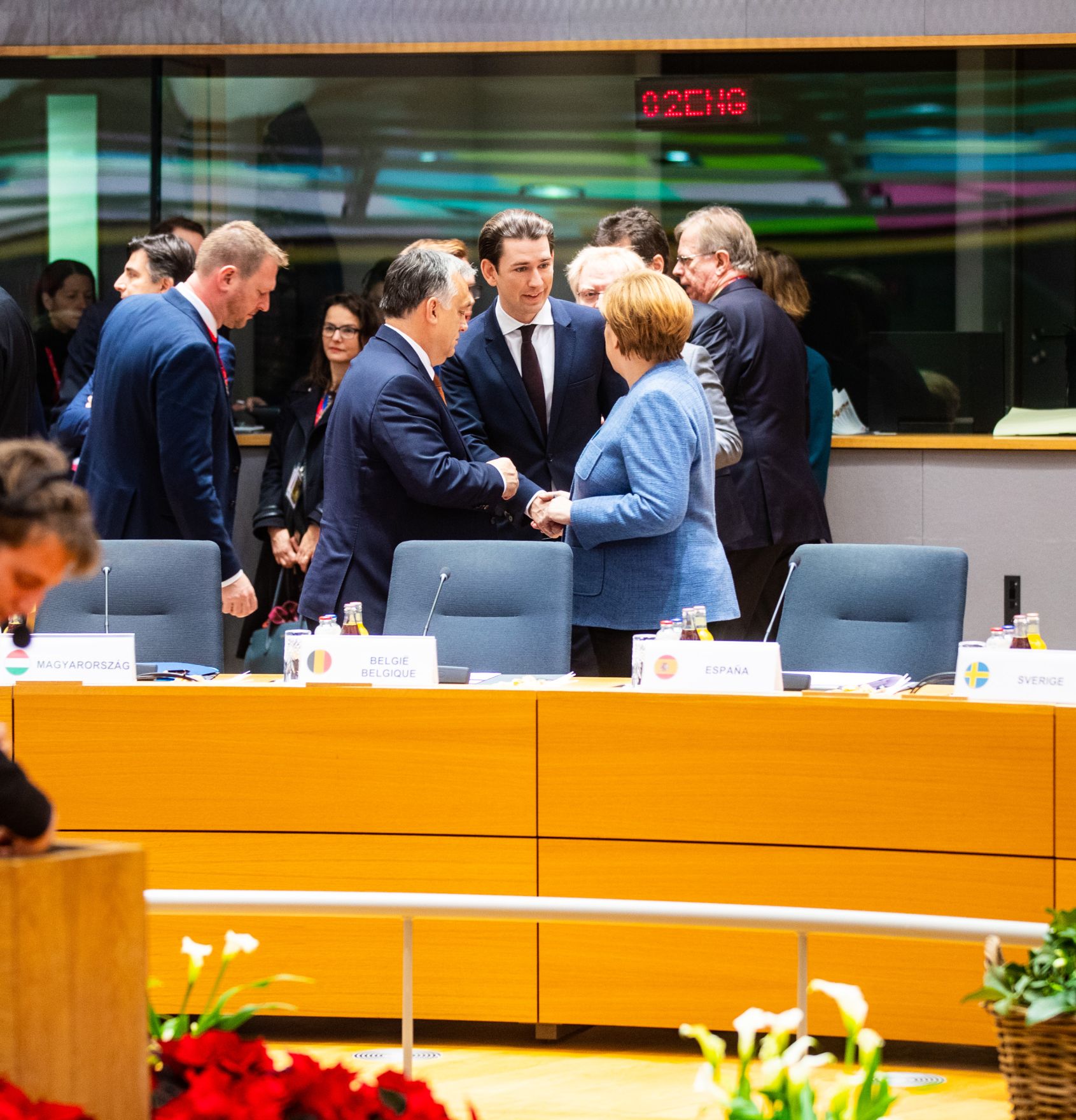 Am 14. Dezember 2018 setzte Bundeskanzler Sebastian Kurz (m.) seine Reise nach Br&uuml;ssel anl&auml;sslich des EU-Gipfels fort. Im Bild mit dem Ministerpr&auml;sidenten von Ungarn Viktor Orb&aacute;n (l.) und der Bundeskanzlerin Deutschlands Angela Merkel (r.) beim Europ&auml;ischen Rat.