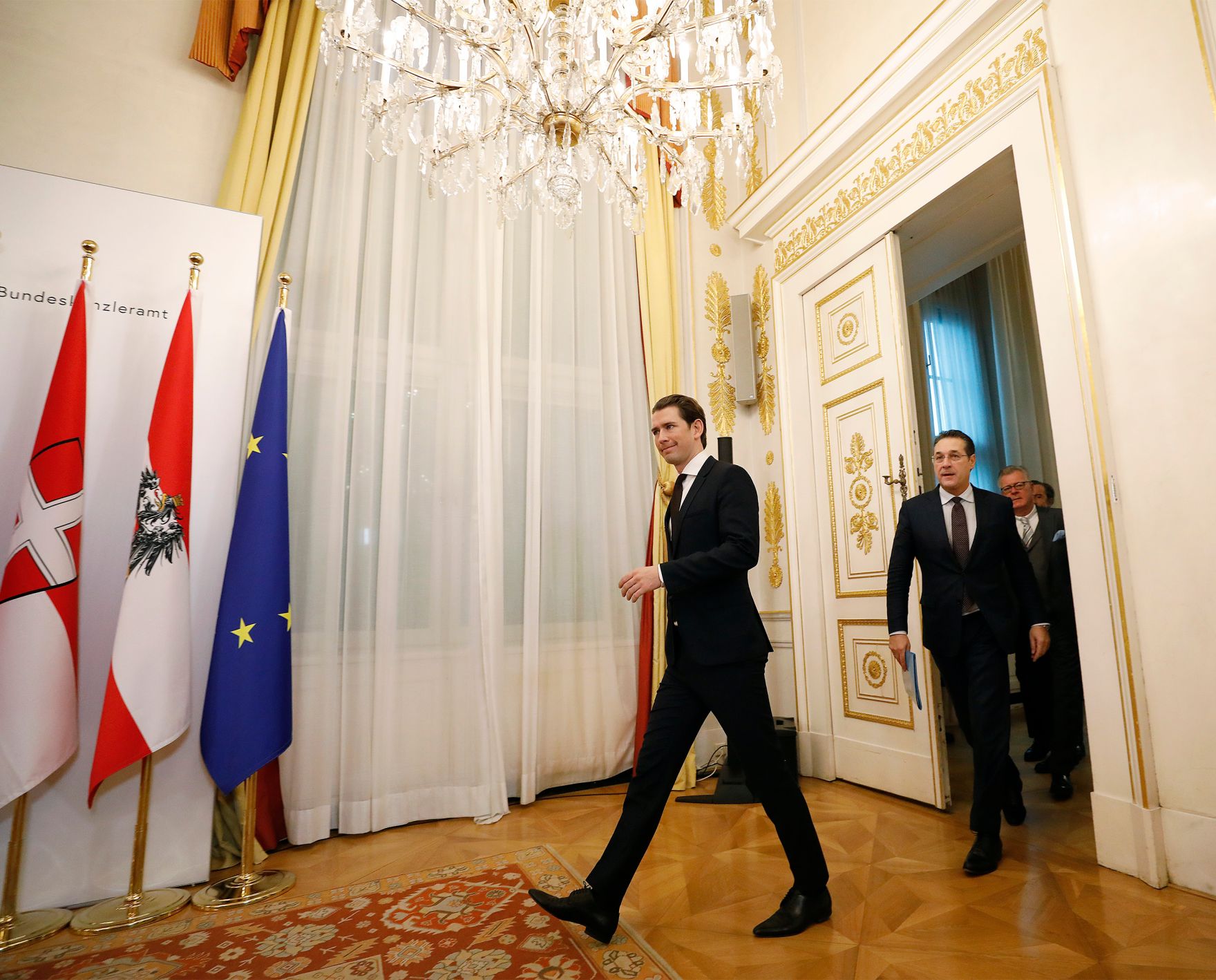Bundeskanzler Sebastian Kurz (l.) und Vizekanzler Heinz-Christian Strache (r.) beim Pressefoyer nach dem Ministerrat am 12. Dezember 2018.