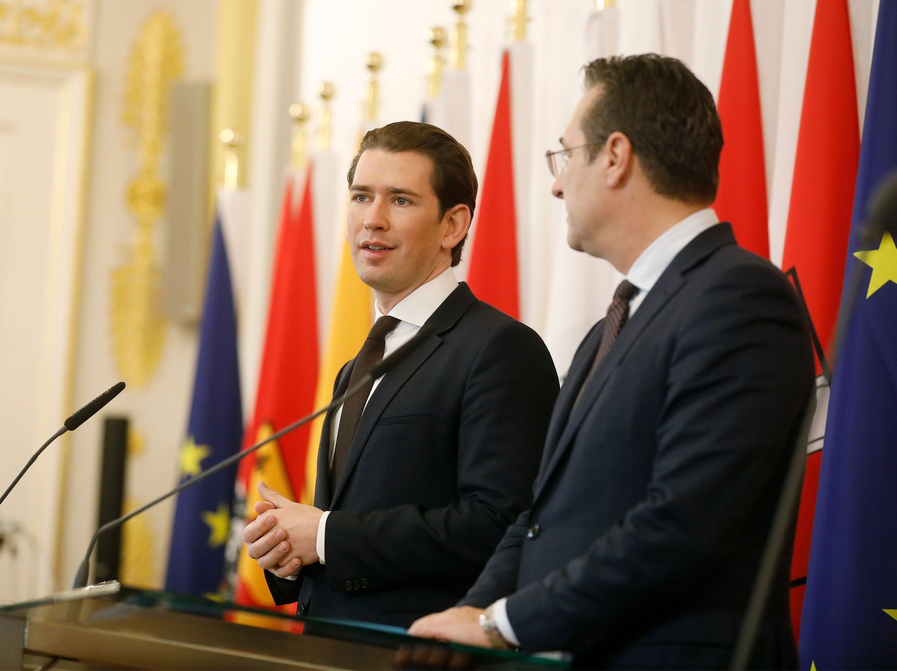 Bundeskanzler Sebastian Kurz (l.) und Vizekanzler Heinz-Christian Strache (r.) beim Pressefoyer nach dem Ministerrat am 12. Dezember 2018.