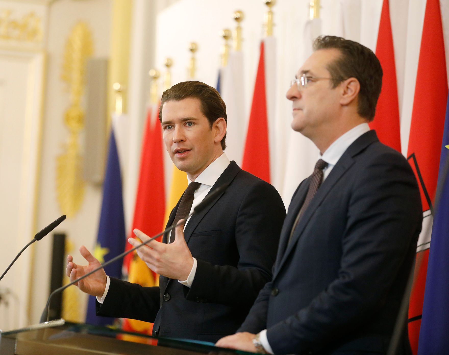 Bundeskanzler Sebastian Kurz (l.) und Vizekanzler Heinz-Christian Strache (r.) beim Pressefoyer nach dem Ministerrat am 12. Dezember 2018.