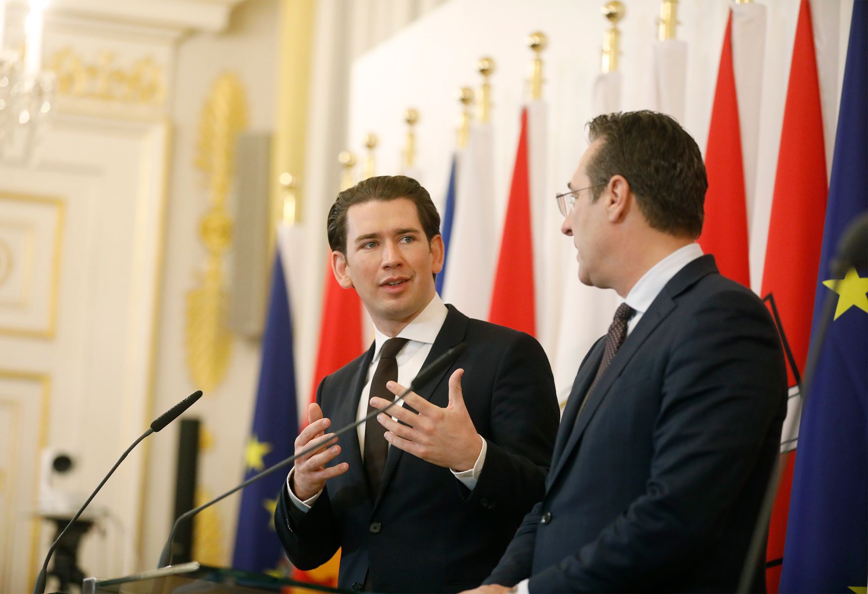 Bundeskanzler Sebastian Kurz (l.) und Vizekanzler Heinz-Christian Strache (r.) beim Pressefoyer nach dem Ministerrat am 12. Dezember 2018.