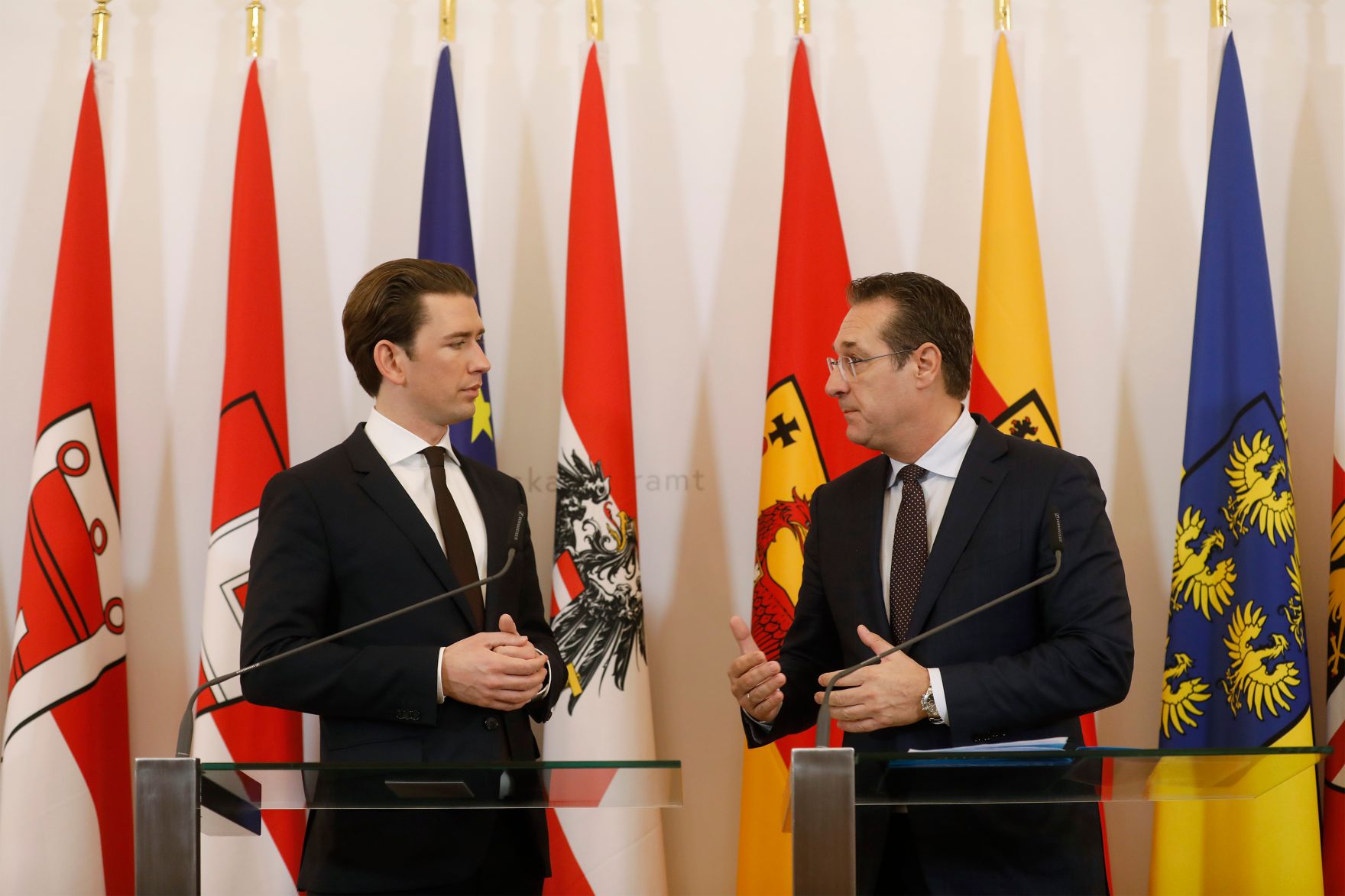 Bundeskanzler Sebastian Kurz (l.) und Vizekanzler Heinz-Christian Strache (r.) beim Pressefoyer nach dem Ministerrat am 12. Dezember 2018.