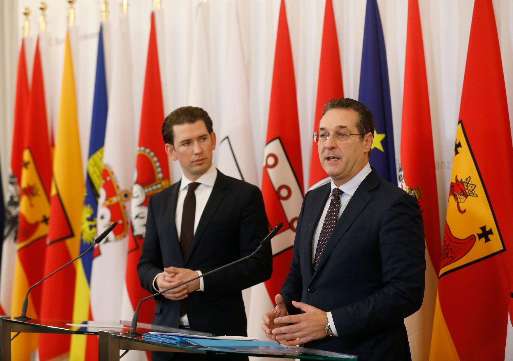 Bundeskanzler Sebastian Kurz (l.) und Vizekanzler Heinz-Christian Strache (r.) beim Pressefoyer nach dem Ministerrat am 12. Dezember 2018.