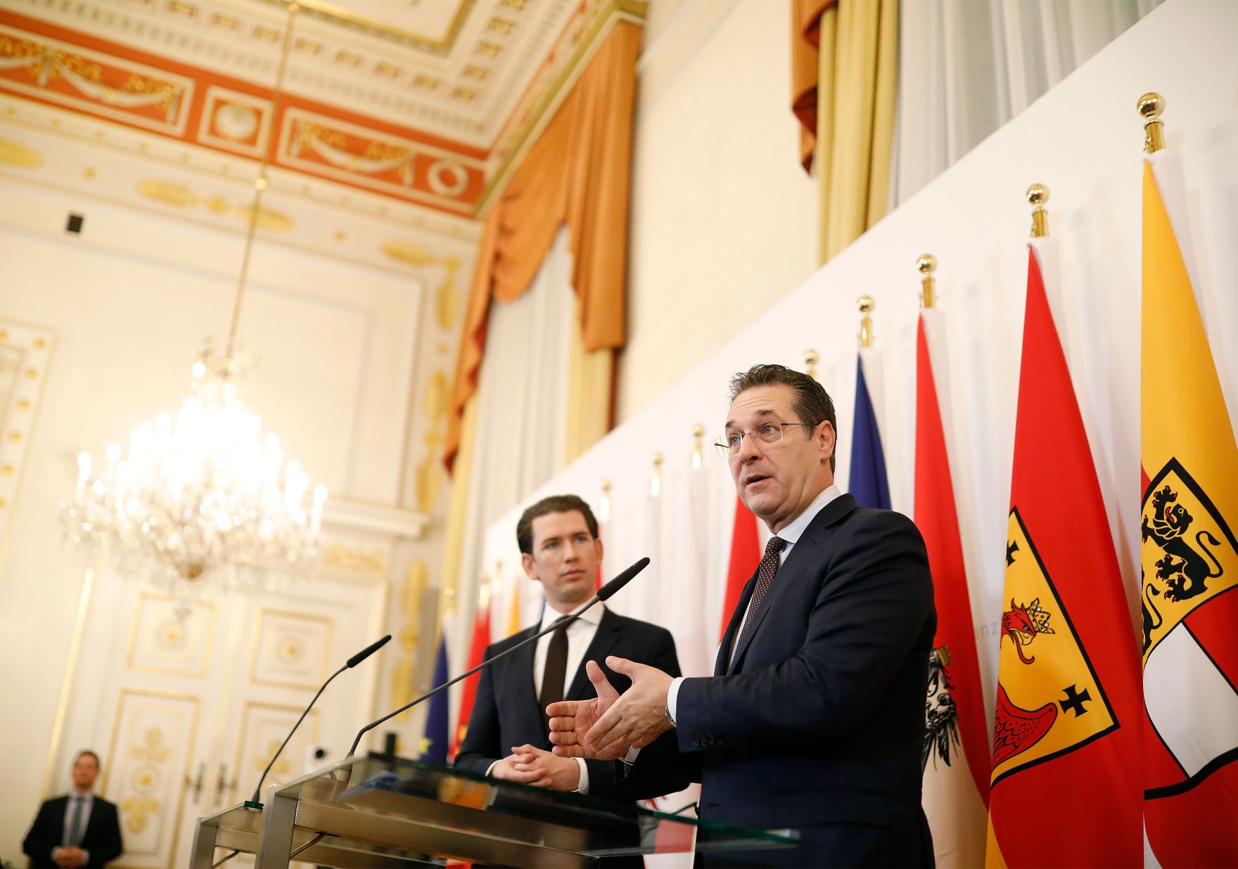 Bundeskanzler Sebastian Kurz (l.) und Vizekanzler Heinz-Christian Strache (r.) beim Pressefoyer nach dem Ministerrat am 12. Dezember 2018.