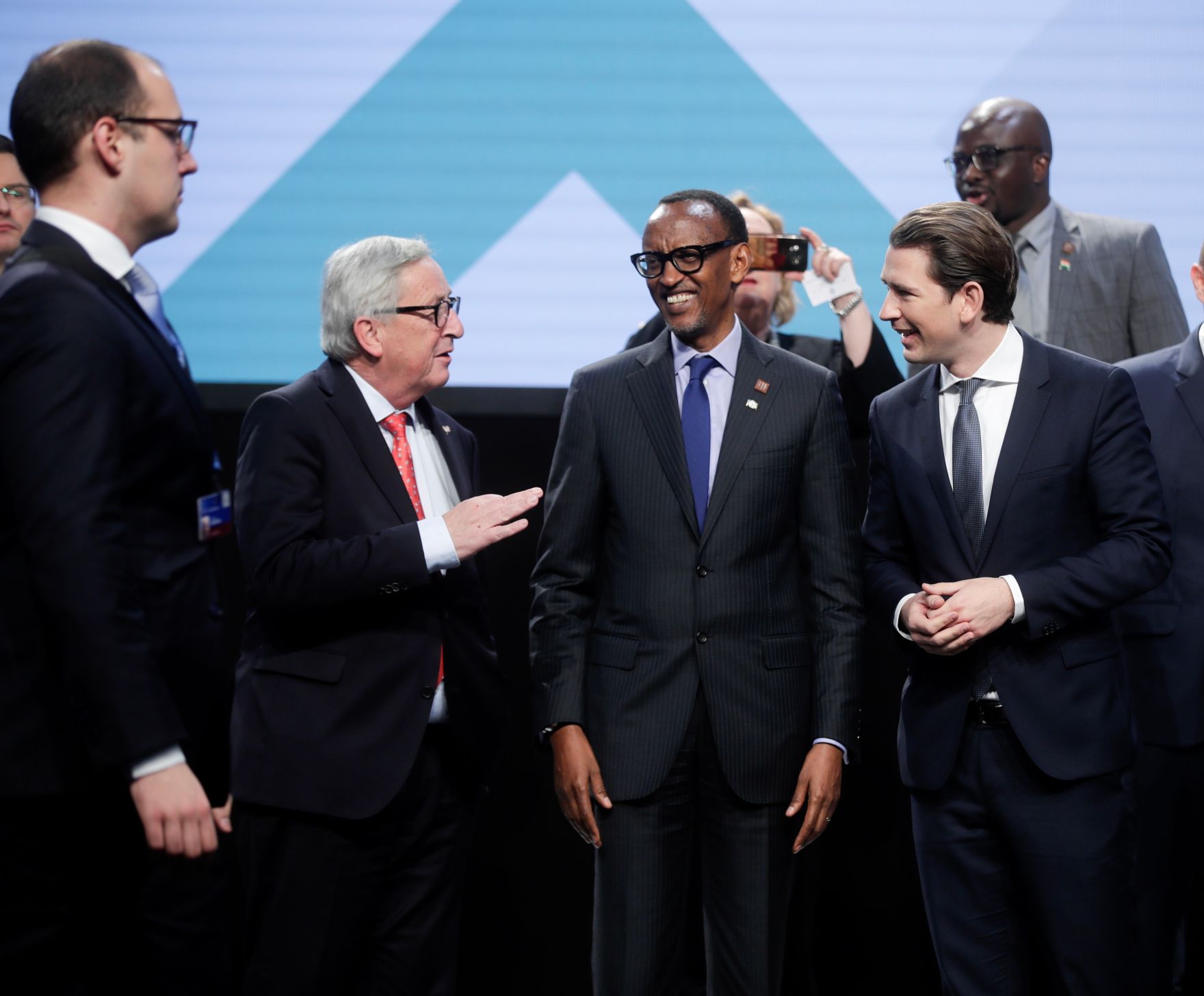 Am 18. Dezember 2018 nahm Bundeskanzler Sebastian Kurz (r.) am &quot;Hochrangigen Forum Afrika‑Europa&quot; teil. Im Bild mit dem Pr&auml;sidenten der Europ&auml;ischen Kommission Jean-Claude Juncker (2.v.l.) und dem Pr&auml;sidenten von Ruanda Paul Kagame (m.).