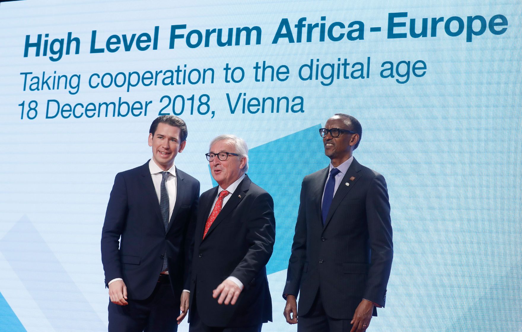 Am 18. Dezember 2018 nahm Bundeskanzler Sebastian Kurz (l.) am &quot;Hochrangigen Forum Afrika‑Europa&quot; teil. Im Bild mit dem Pr&auml;sidenten der Europ&auml;ischen Kommission Jean-Claude Juncker (m.) und dem Pr&auml;sidenten von Ruanda Paul Kagame (r.).
