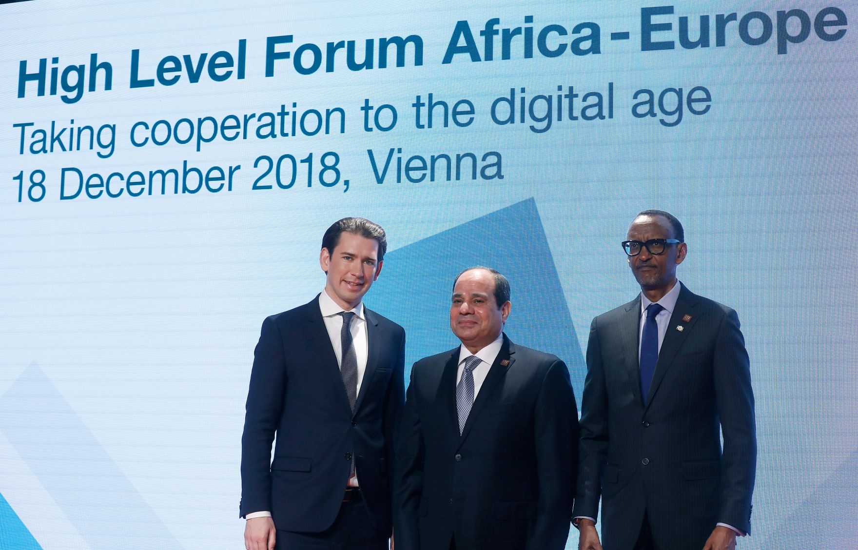 Am 18. Dezember 2018 nahm Bundeskanzler Sebastian Kurz (l.) am &quot;Hochrangigen Forum Afrika‑Europa&quot; teil. Im Bild mit dem Pr&auml;sidenten der Arabischen Republik &Auml;gypten Abdel Fattah Al-Sisi (m.) und dem Pr&auml;sidenten von Ruanda Paul Kagame (r.).