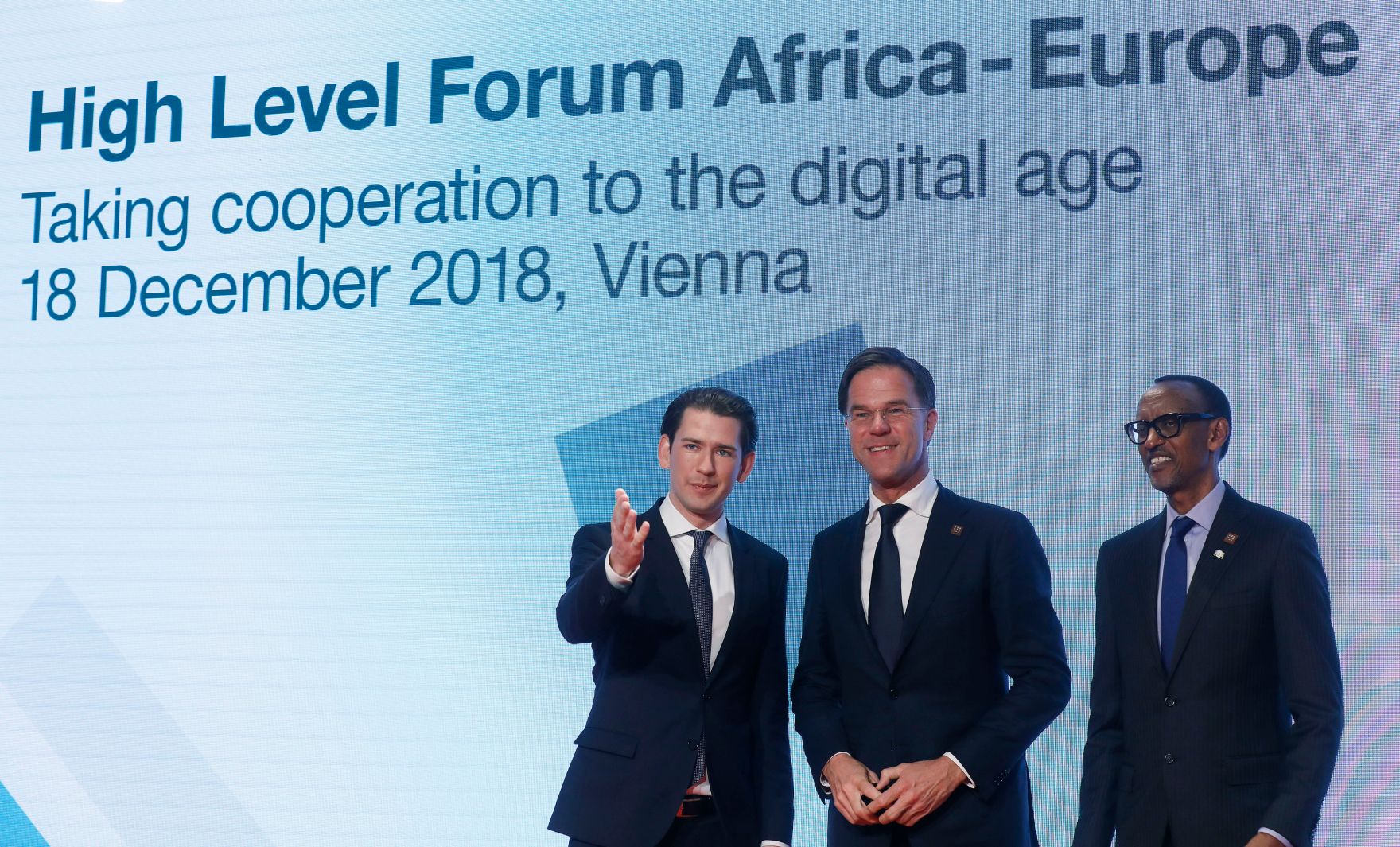 Am 18. Dezember 2018 nahm Bundeskanzler Sebastian Kurz (l.) am &quot;Hochrangigen Forum Afrika‑Europa&quot; teil. Im Bild mit dem Premierminister der Niederlande Mark Rutte (m.) und dem Pr&auml;sidenten von Ruanda Paul Kagame (r.).