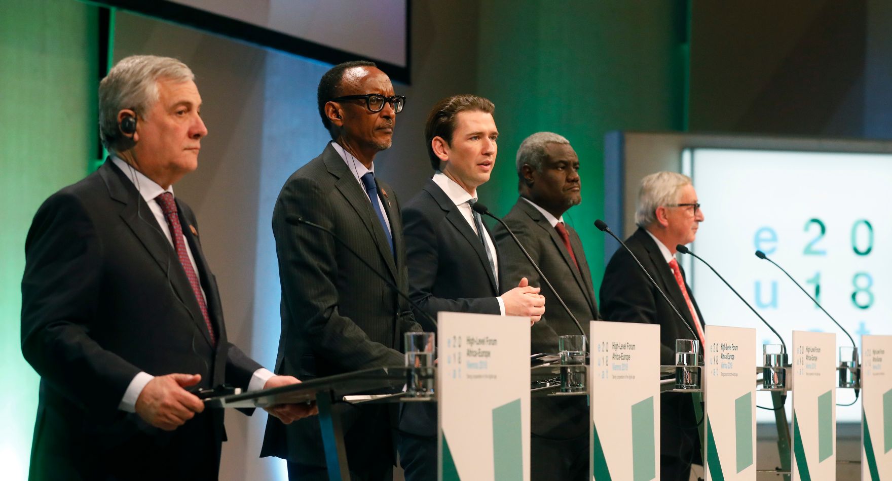 Am 18. Dezember 2018 nahm Bundeskanzler Sebastian Kurz (3.v.l.) am &quot;Hochrangigen Forum Afrika‑Europa&quot; teil. Im Bild mit dem Pr&auml;sidenten des Europ&auml;ischen Parlaments Antonio Tajani (l.), dem Pr&auml;sidenten der Republik Ruanda Paul Kagame (2.v.l.), dem Vorsitzenden der Kommission der Afrikanischen Union Moussa Fake Mahamat (4.v.l.) und dem Pr&auml;sidenten der Europ&auml;ischen Kommission Jean-Claude Juncker (5.v.l.) bei der Er&ouml;ffnung.