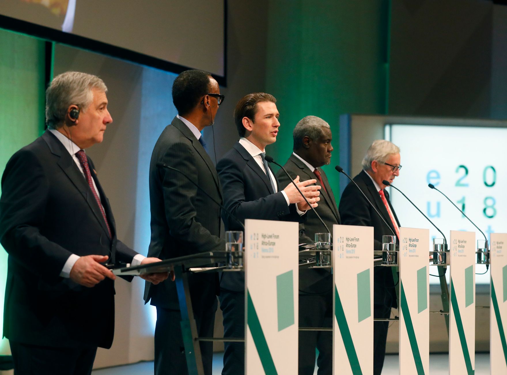 Am 18. Dezember 2018 nahm Bundeskanzler Sebastian Kurz (3.v.l.) am &quot;Hochrangigen Forum Afrika‑Europa&quot; teil. Im Bild mit dem Pr&auml;sidenten des Europ&auml;ischen Parlaments Antonio Tajani (l.), dem Pr&auml;sidenten der Republik Ruanda Paul Kagame (2.v.l.), dem Vorsitzenden der Kommission der Afrikanischen Union Moussa Fake Mahamat (4.v.l.) und dem Pr&auml;sidenten der Europ&auml;ischen Kommission Jean-Claude Juncker (5.v.l.) bei der Er&ouml;ffnung.