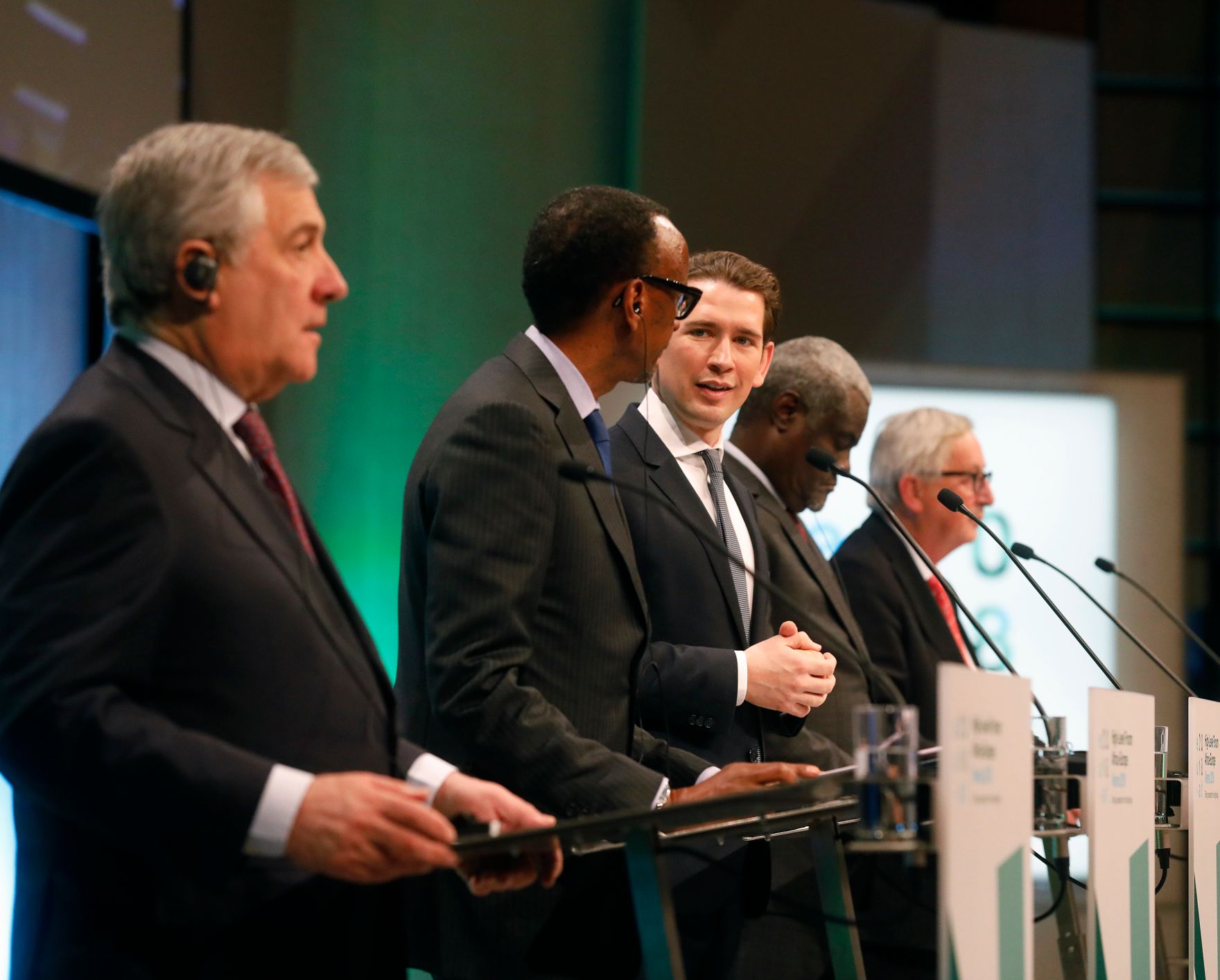 Am 18. Dezember 2018 nahm Bundeskanzler Sebastian Kurz (3.v.l.) am &quot;Hochrangigen Forum Afrika‑Europa&quot; teil. Im Bild mit dem Pr&auml;sidenten des Europ&auml;ischen Parlaments Antonio Tajani (l.), dem Pr&auml;sidenten der Republik Ruanda Paul Kagame (2.v.l.), dem Vorsitzenden der Kommission der Afrikanischen Union Moussa Fake Mahamat (4.v.l.) und dem Pr&auml;sidenten der Europ&auml;ischen Kommission Jean-Claude Juncker (5.v.l.) bei der Er&ouml;ffnung.
