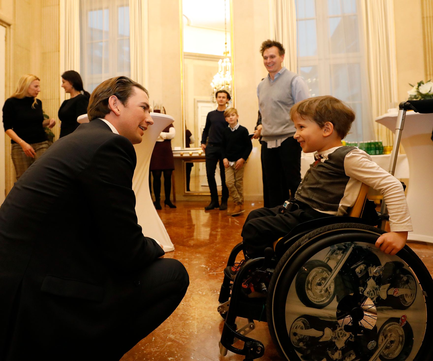 Am 17. Dezember 2018 empfing Bundeskanzler Sebastian Kurz (l.) Kinder der Ronald McDonald Kinderhilfe im Bundeskanzleramt.