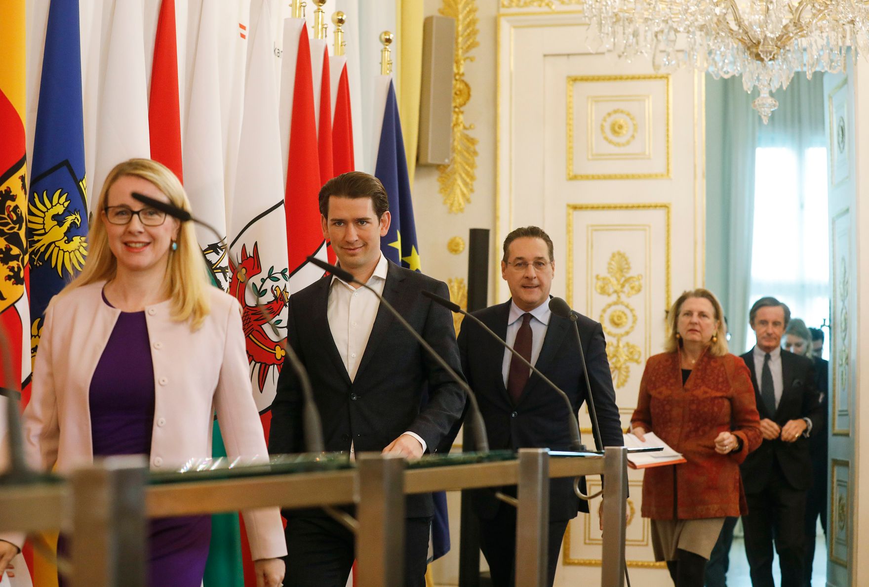 Bundesministerin Margarete Schramb&ouml;ck (l.), Bundeskanzler Sebastian Kurz (m.l.), Vizekanzler Heinz-Christian Strache (m.r.) und Bundesministerin Karin Kneissl (r.) beim Pressefoyer nach dem Ministerrat am 19. Dezember 2018.