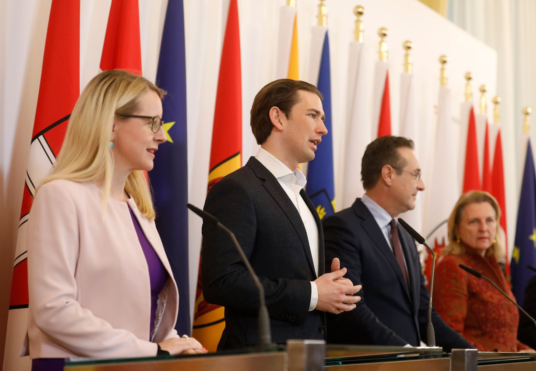 Bundesministerin Margarete Schramb&ouml;ck (l.), Bundeskanzler Sebastian Kurz (m.l.), Vizekanzler Heinz-Christian Strache (m.r.) und Bundesministerin Karin Kneissl (r.) beim Pressefoyer nach dem Ministerrat am 19. Dezember 2018.
