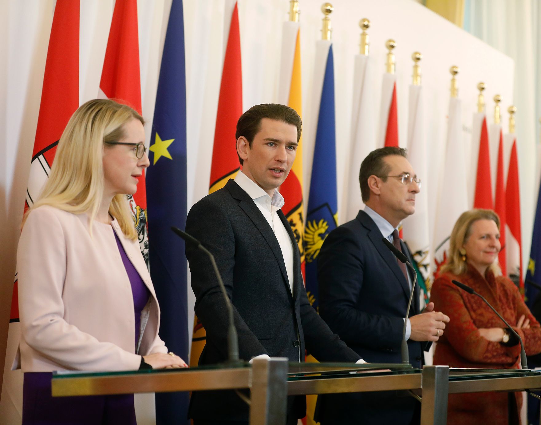 Bundesministerin Margarete Schramb&ouml;ck (l.), Bundeskanzler Sebastian Kurz (m.l.), Vizekanzler Heinz-Christian Strache (m.r.) und Bundesministerin Karin Kneissl (r.) beim Pressefoyer nach dem Ministerrat am 19. Dezember 2018.