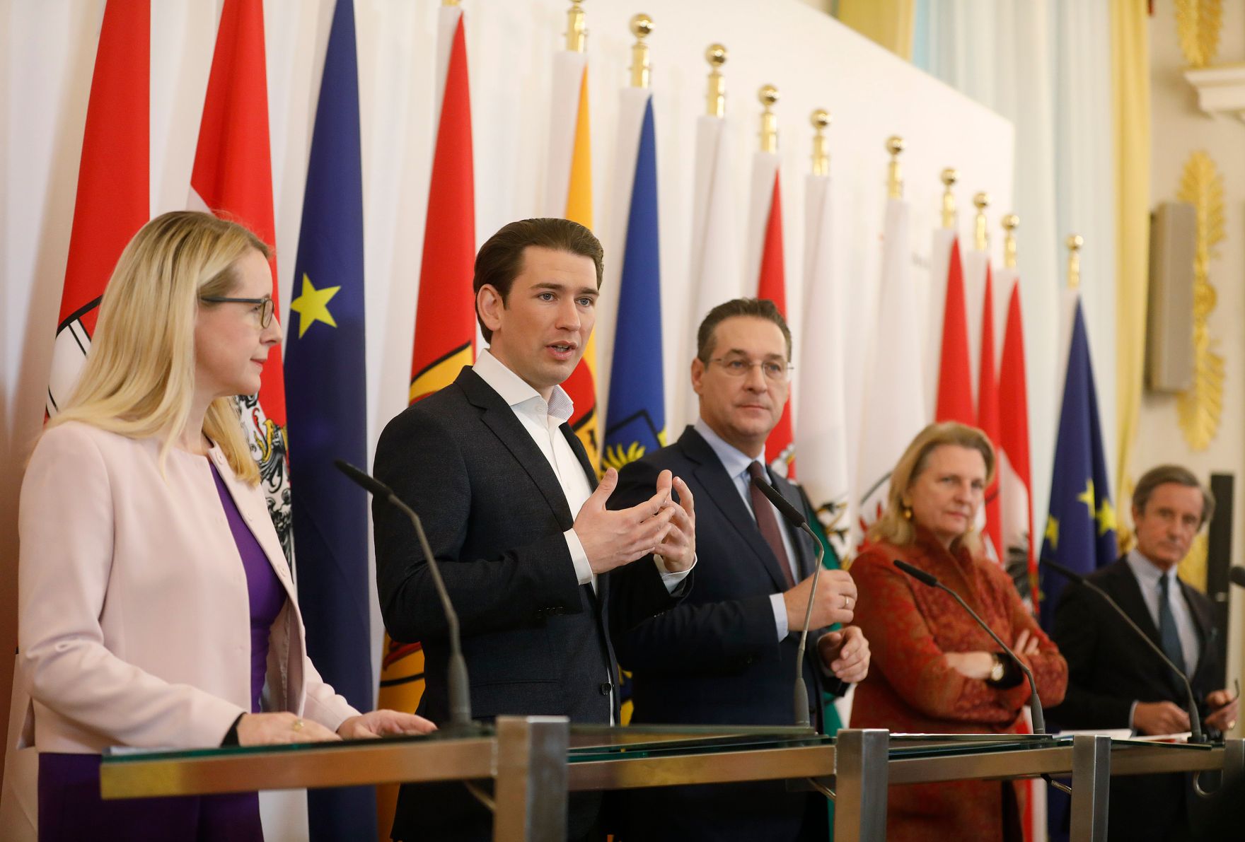 Bundesministerin Margarete Schramb&ouml;ck (l.), Bundeskanzler Sebastian Kurz (m.l.), Vizekanzler Heinz-Christian Strache (m.r.) und Bundesministerin Karin Kneissl (r.) beim Pressefoyer nach dem Ministerrat am 19. Dezember 2018.