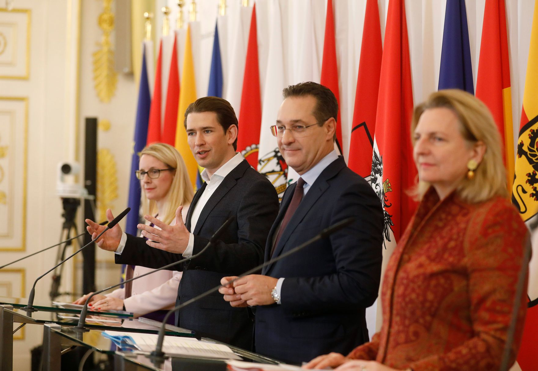 Bundesministerin Margarete Schramb&ouml;ck (l.), Bundeskanzler Sebastian Kurz (m.l.), Vizekanzler Heinz-Christian Strache (m.r.) und Bundesministerin Karin Kneissl (r.) beim Pressefoyer nach dem Ministerrat am 19. Dezember 2018.